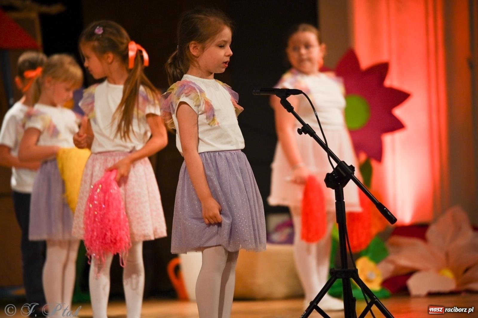 Zdjęcie w galerii na portalu naszraciborz.pl: Dzieci z Przedszkola nr 11 świętowały Dzień Mamy i Taty na scenie RCK wiadomości z regionu