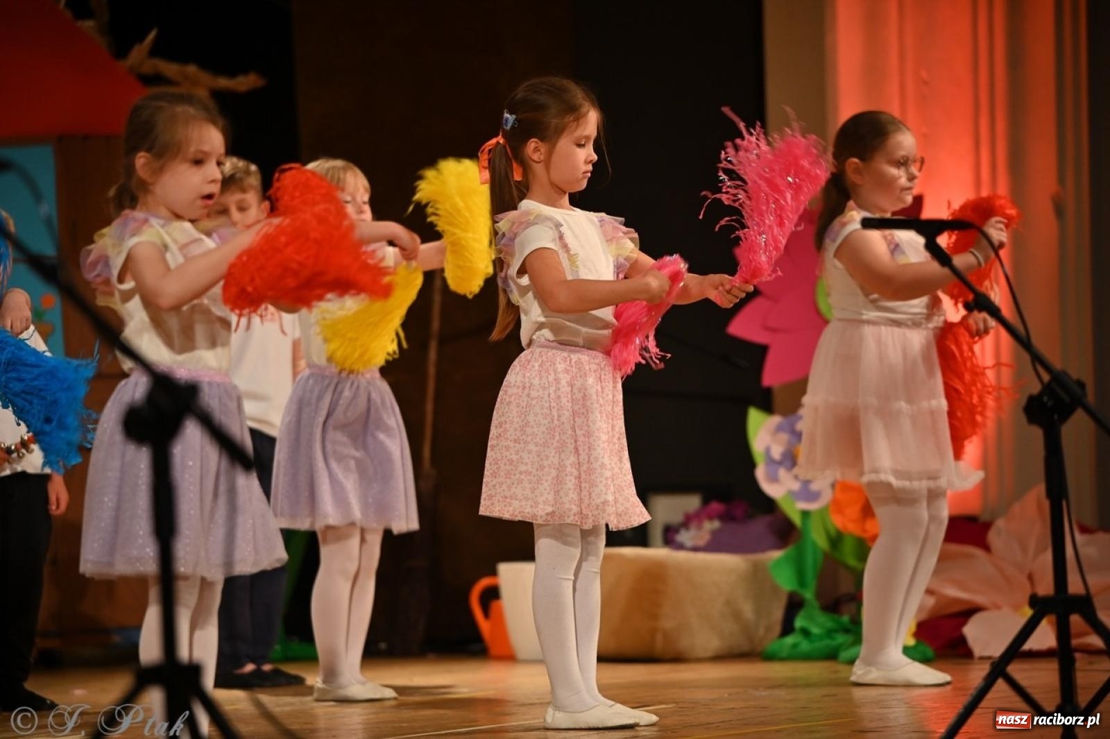 Zdjęcie w galerii na portalu naszraciborz.pl: Dzieci z Przedszkola nr 11 świętowały Dzień Mamy i Taty na scenie RCK wiadomości z regionu