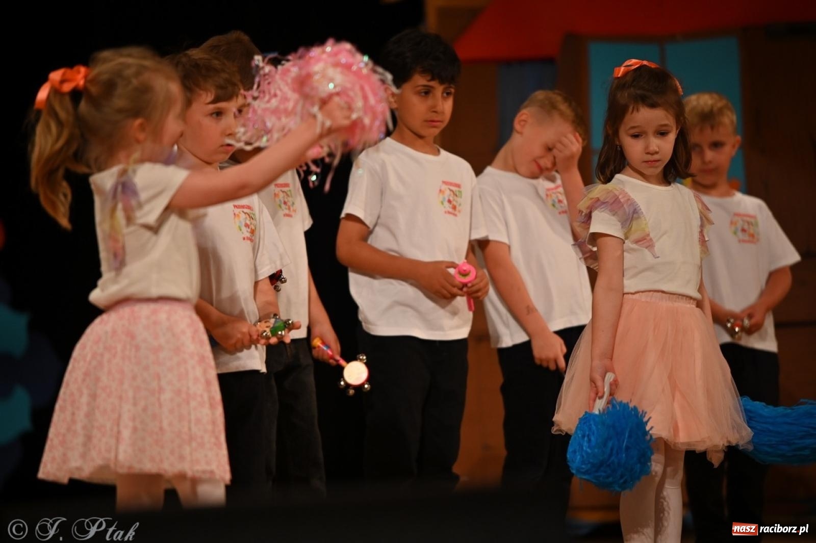 Zdjęcie w galerii na portalu naszraciborz.pl: Dzieci z Przedszkola nr 11 świętowały Dzień Mamy i Taty na scenie RCK wiadomości z regionu