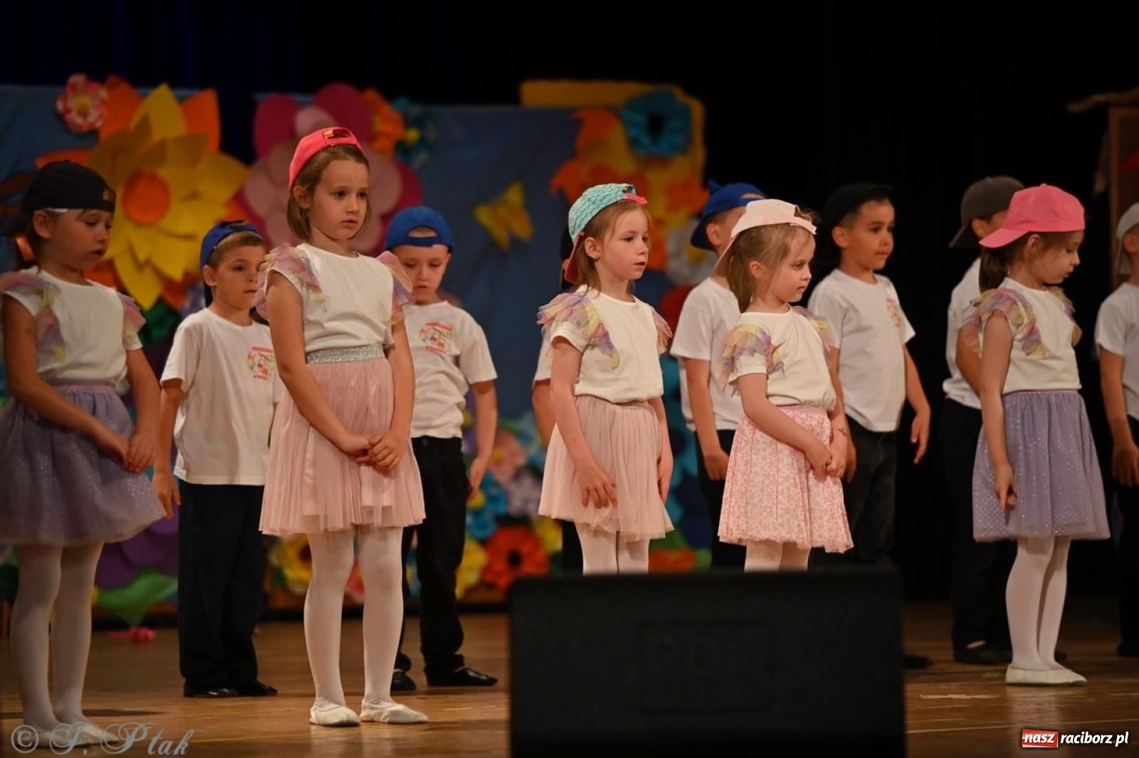 Zdjęcie w galerii na portalu naszraciborz.pl: Dzieci z Przedszkola nr 11 świętowały Dzień Mamy i Taty na scenie RCK wiadomości z regionu