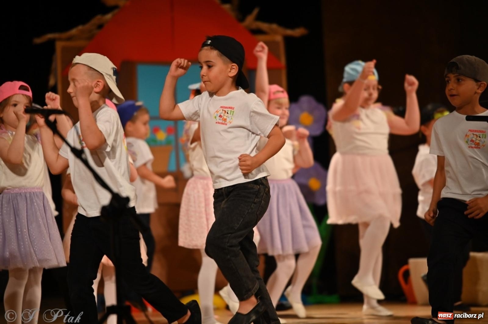 Zdjęcie w galerii na portalu naszraciborz.pl: Dzieci z Przedszkola nr 11 świętowały Dzień Mamy i Taty na scenie RCK wiadomości z regionu