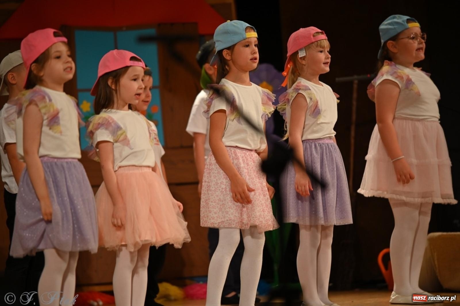 Zdjęcie w galerii na portalu naszraciborz.pl: Dzieci z Przedszkola nr 11 świętowały Dzień Mamy i Taty na scenie RCK wiadomości z regionu