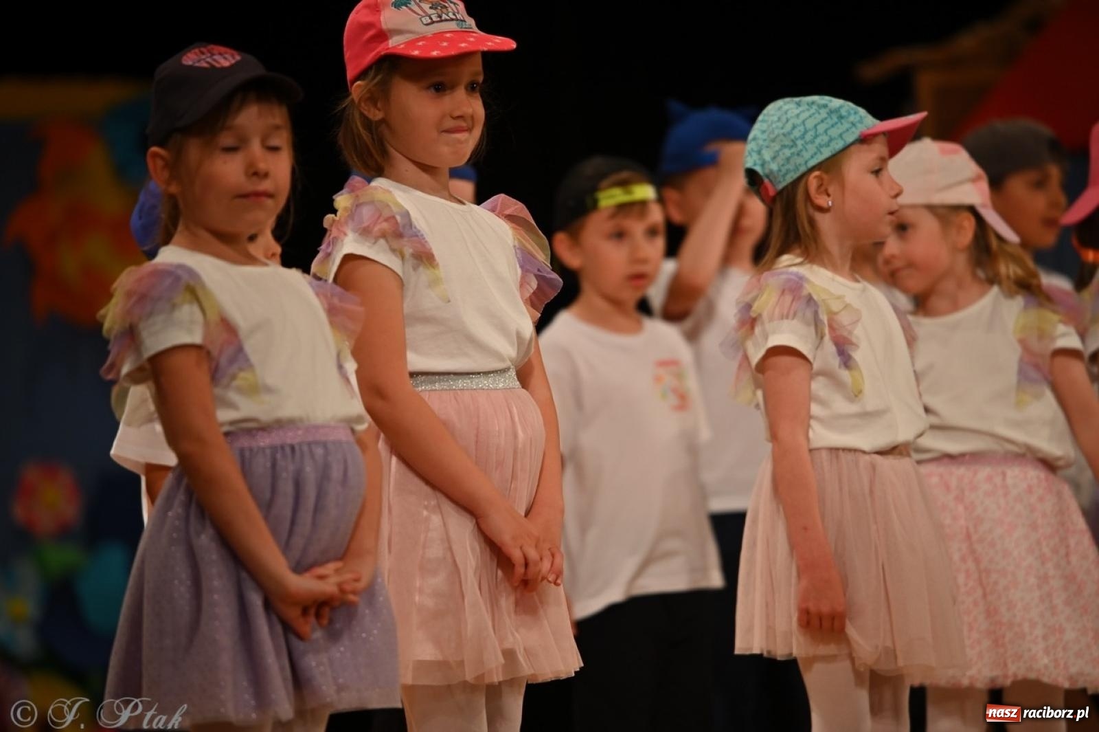 Zdjęcie w galerii na portalu naszraciborz.pl: Dzieci z Przedszkola nr 11 świętowały Dzień Mamy i Taty na scenie RCK wiadomości z regionu