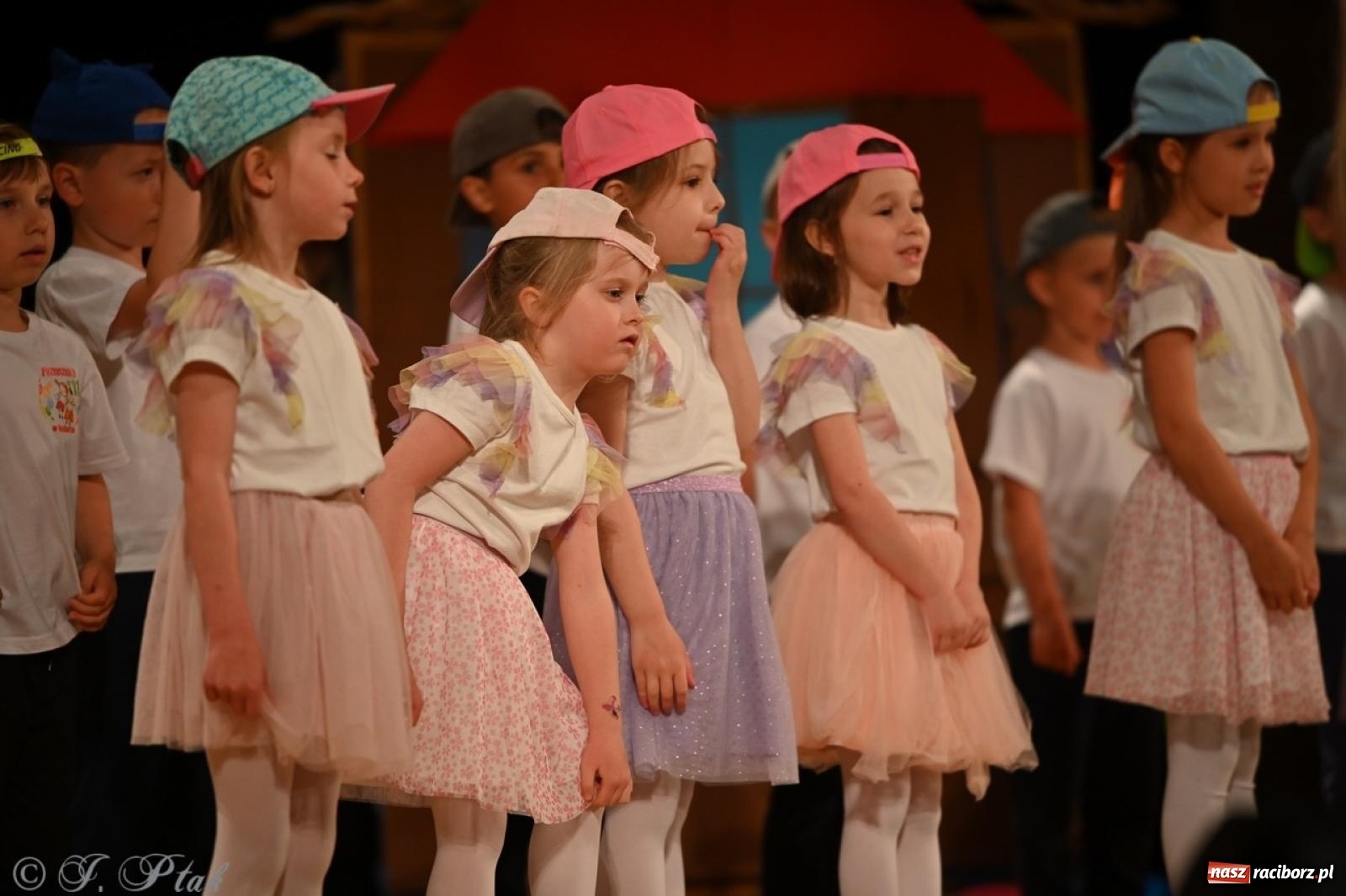 Zdjęcie w galerii na portalu naszraciborz.pl: Dzieci z Przedszkola nr 11 świętowały Dzień Mamy i Taty na scenie RCK wiadomości z regionu