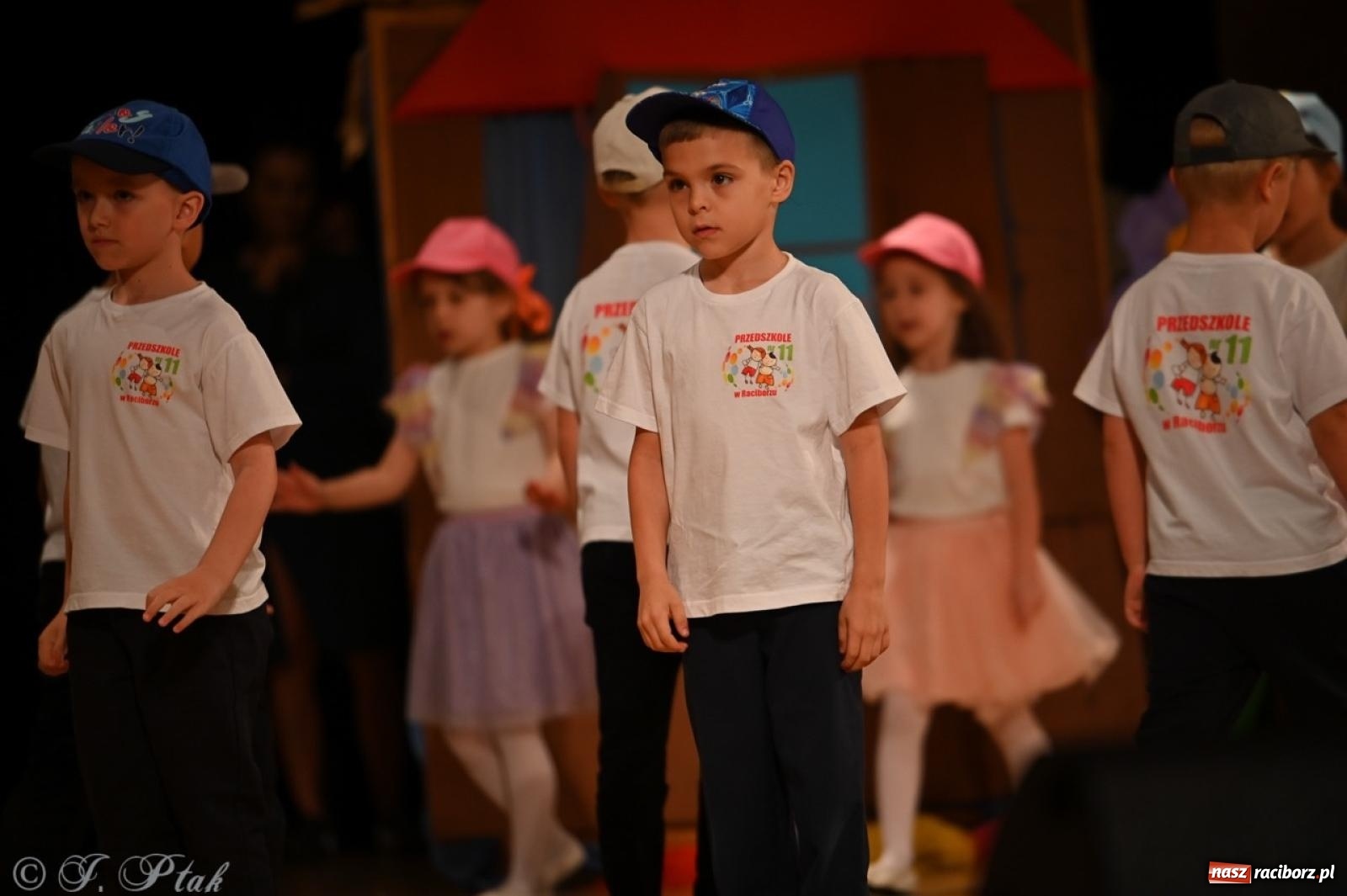 Zdjęcie w galerii na portalu naszraciborz.pl: Dzieci z Przedszkola nr 11 świętowały Dzień Mamy i Taty na scenie RCK wiadomości z regionu