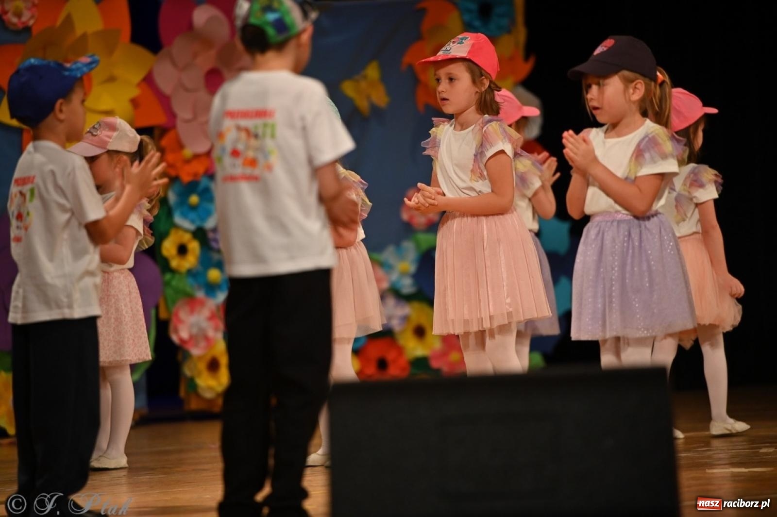 Zdjęcie w galerii na portalu naszraciborz.pl: Dzieci z Przedszkola nr 11 świętowały Dzień Mamy i Taty na scenie RCK wiadomości z regionu