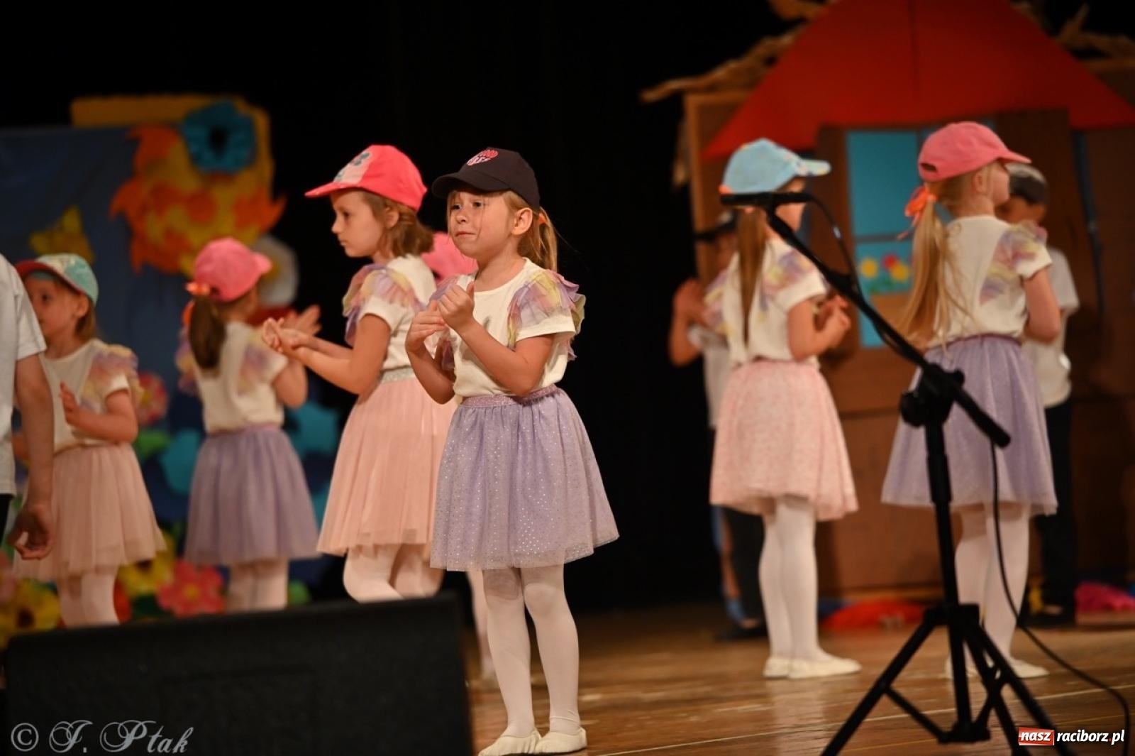 Zdjęcie w galerii na portalu naszraciborz.pl: Dzieci z Przedszkola nr 11 świętowały Dzień Mamy i Taty na scenie RCK wiadomości z regionu