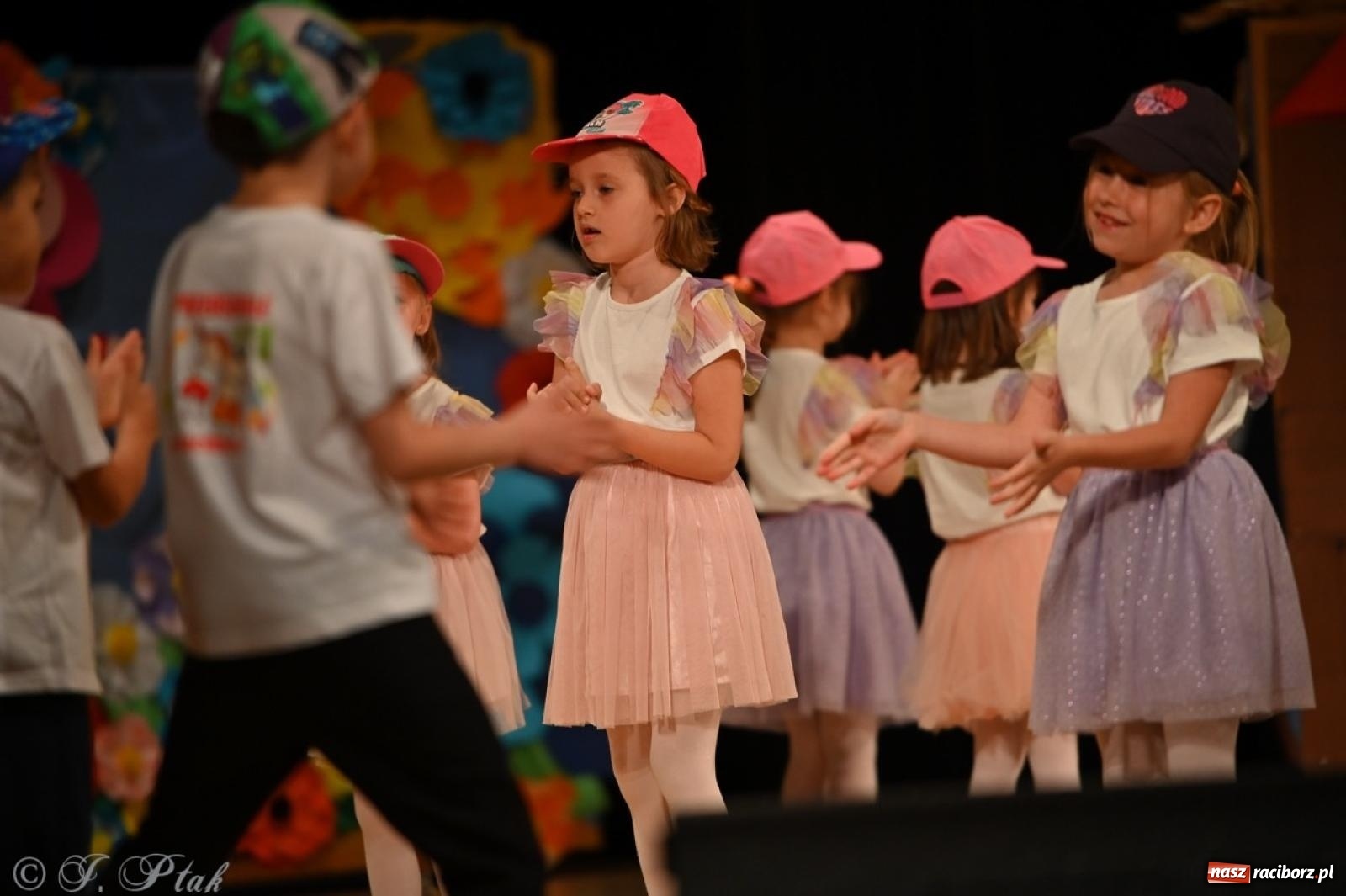 Zdjęcie w galerii na portalu naszraciborz.pl: Dzieci z Przedszkola nr 11 świętowały Dzień Mamy i Taty na scenie RCK wiadomości z regionu