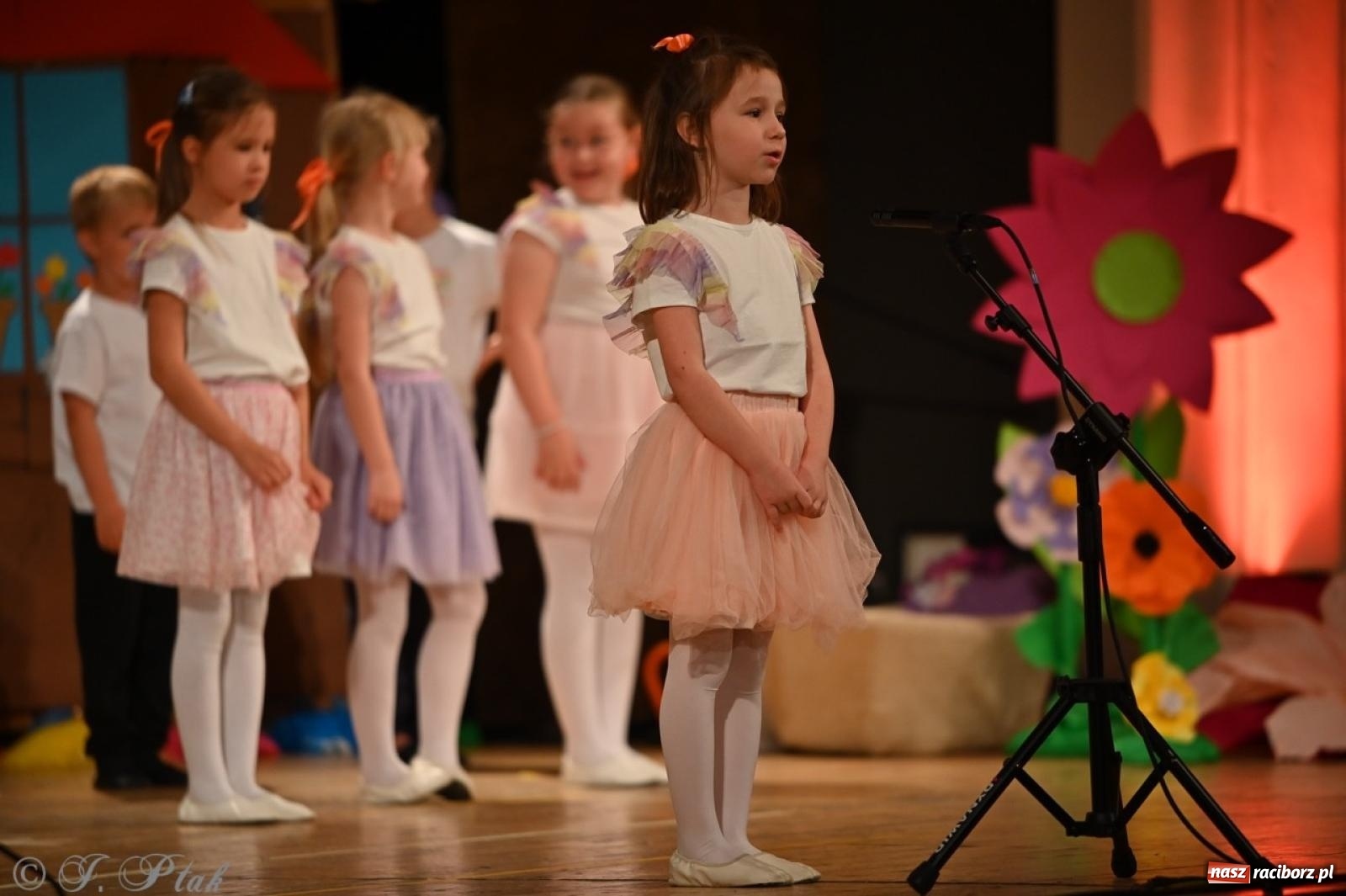 Zdjęcie w galerii na portalu naszraciborz.pl: Dzieci z Przedszkola nr 11 świętowały Dzień Mamy i Taty na scenie RCK wiadomości z regionu