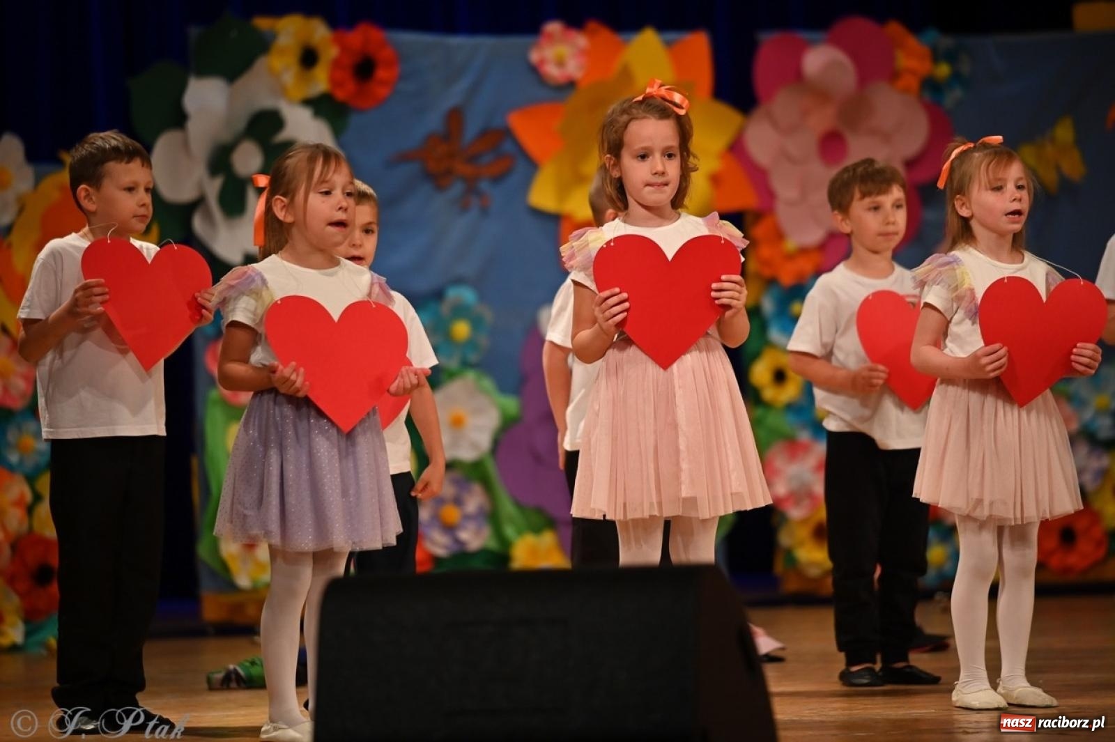 Zdjęcie w galerii na portalu naszraciborz.pl: Dzieci z Przedszkola nr 11 świętowały Dzień Mamy i Taty na scenie RCK wiadomości z regionu