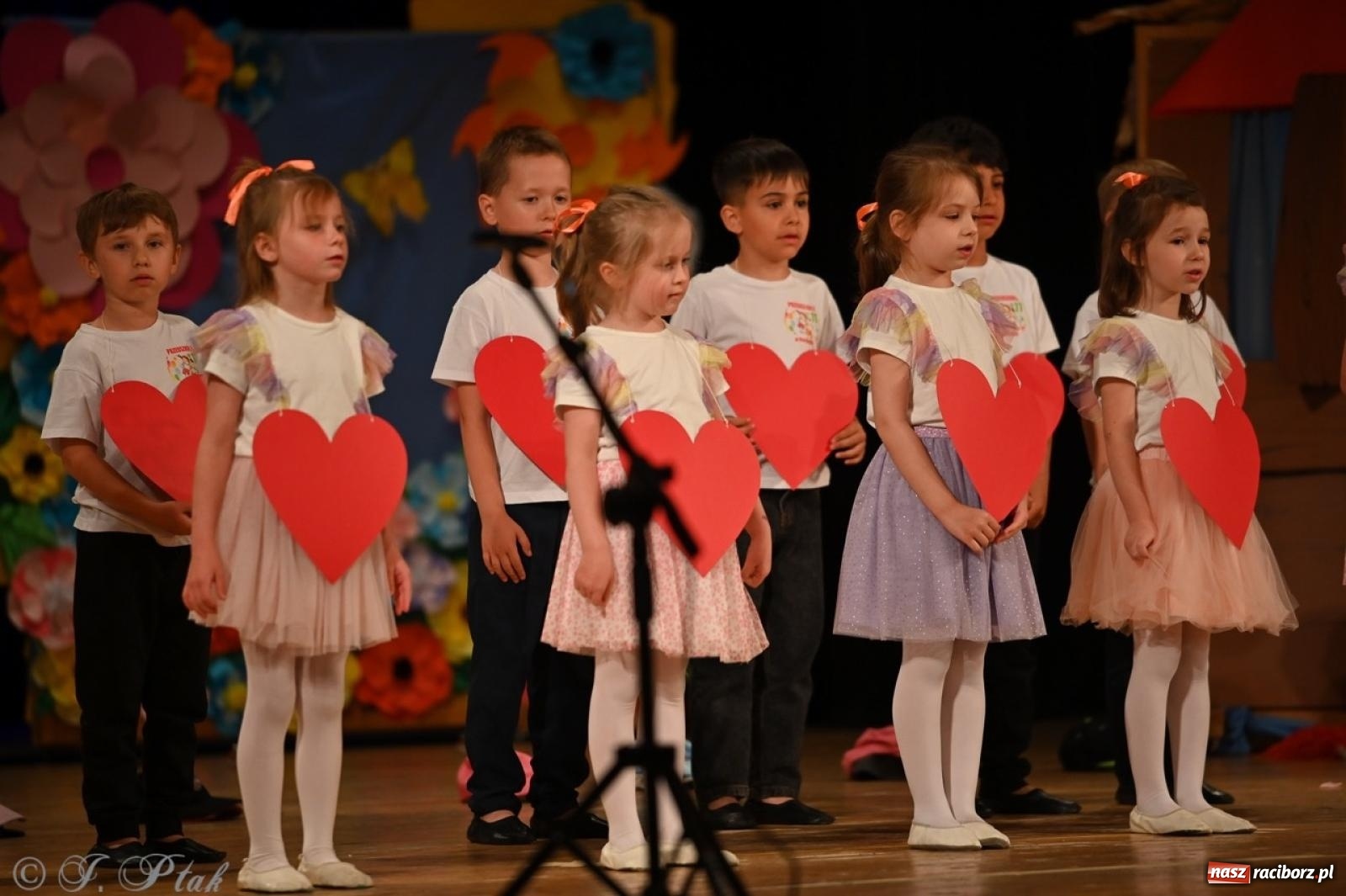 Zdjęcie w galerii na portalu naszraciborz.pl: Dzieci z Przedszkola nr 11 świętowały Dzień Mamy i Taty na scenie RCK wiadomości z regionu