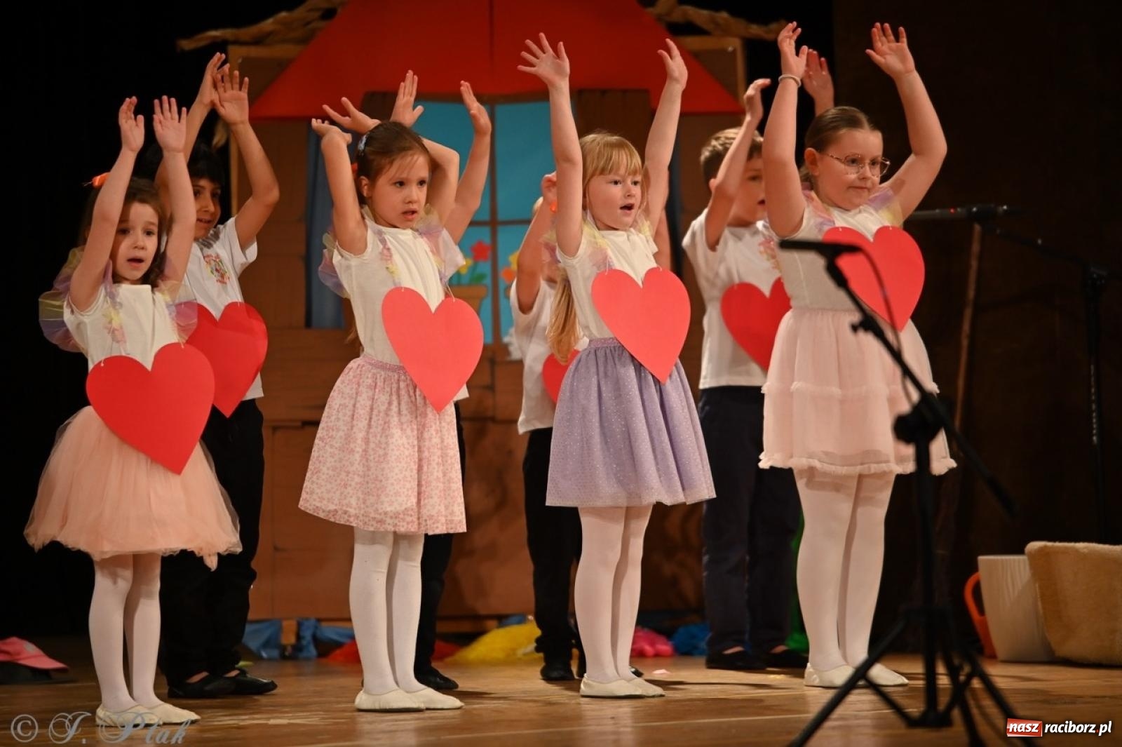 Zdjęcie w galerii na portalu naszraciborz.pl: Dzieci z Przedszkola nr 11 świętowały Dzień Mamy i Taty na scenie RCK wiadomości z regionu