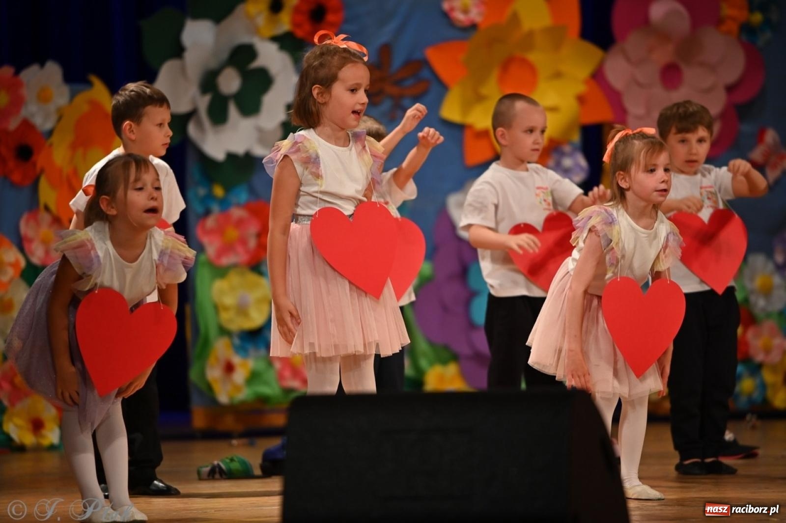 Zdjęcie w galerii na portalu naszraciborz.pl: Dzieci z Przedszkola nr 11 świętowały Dzień Mamy i Taty na scenie RCK wiadomości z regionu