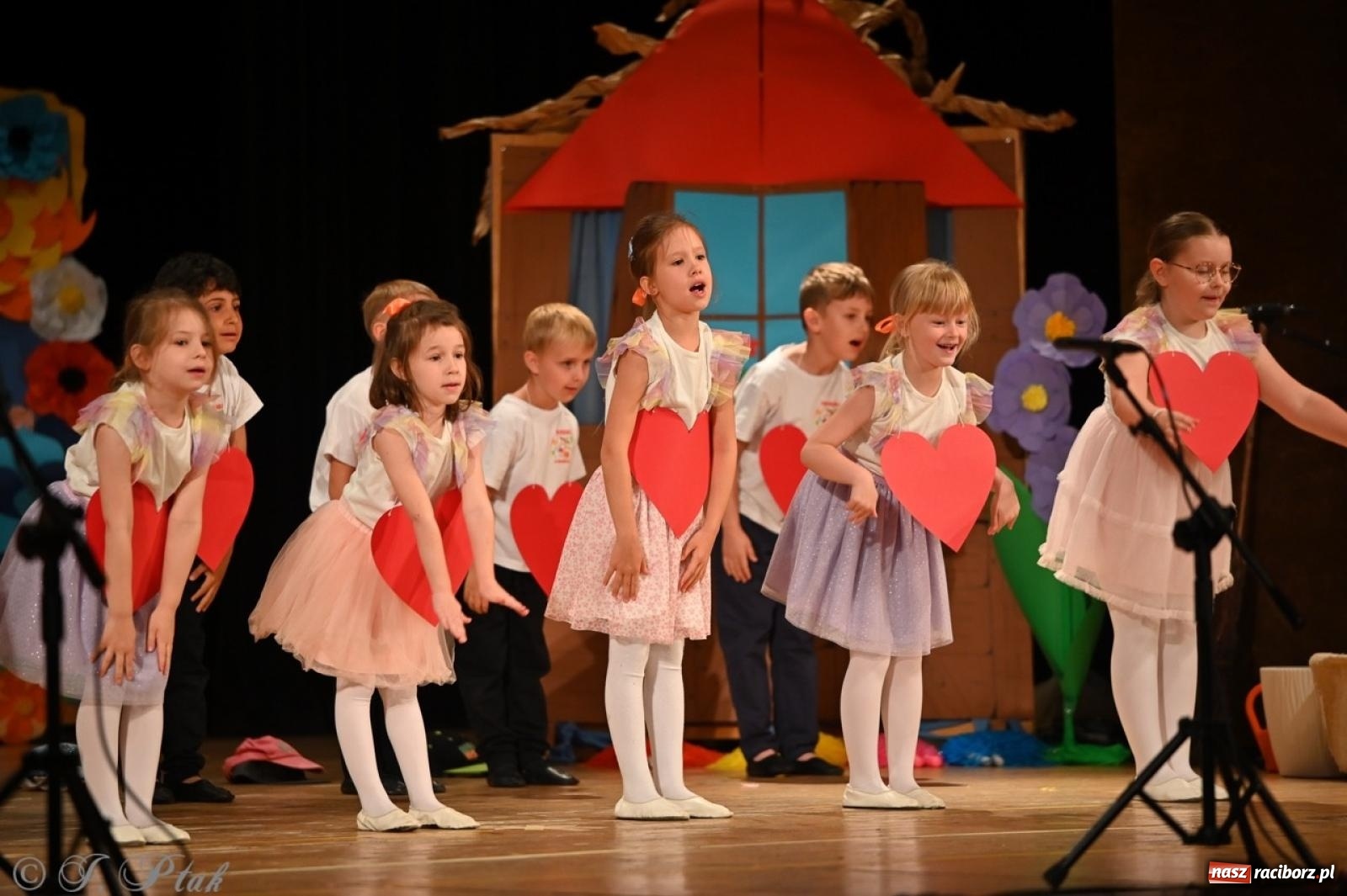 Zdjęcie w galerii na portalu naszraciborz.pl: Dzieci z Przedszkola nr 11 świętowały Dzień Mamy i Taty na scenie RCK wiadomości z regionu