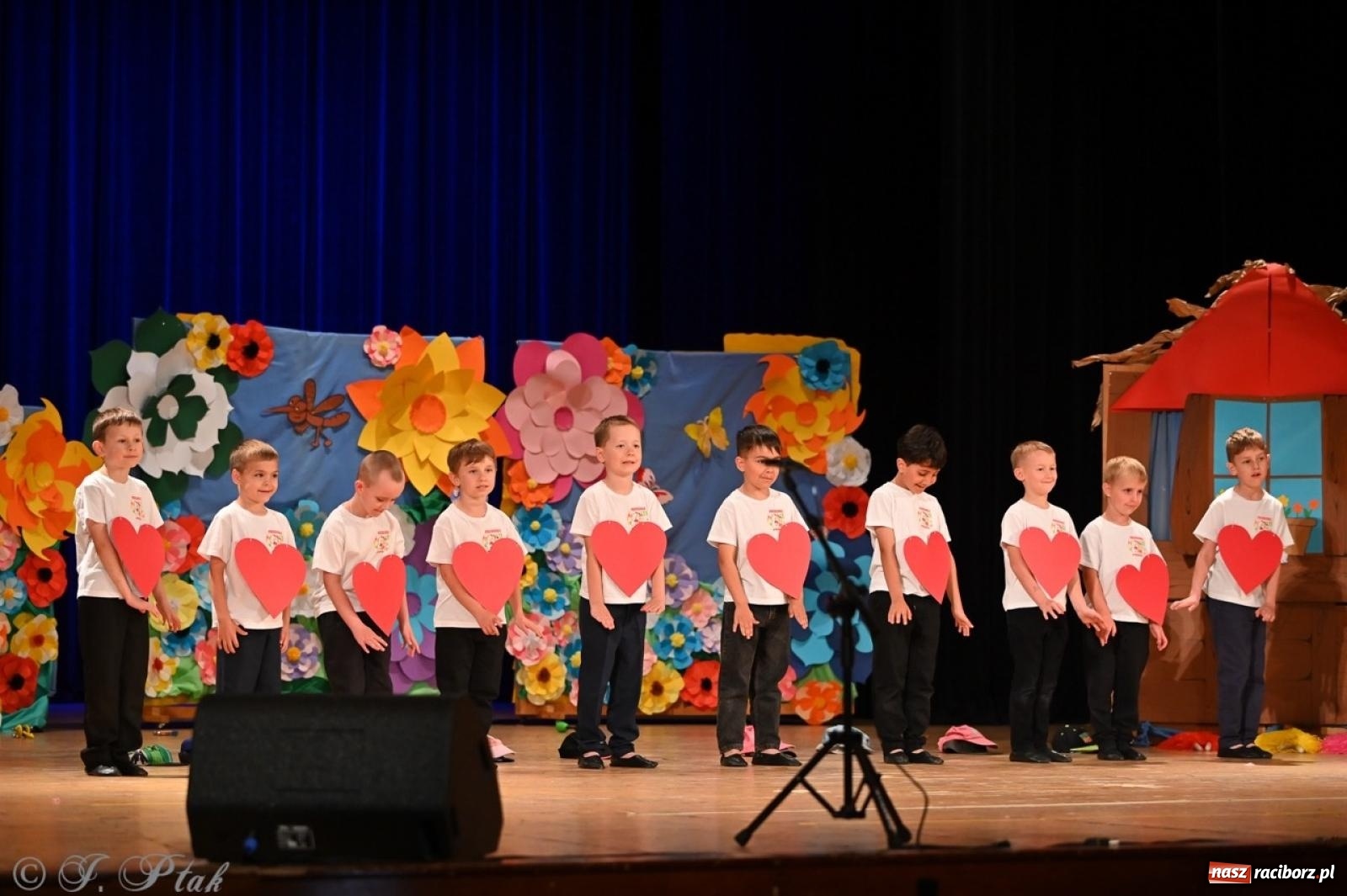 Zdjęcie w galerii na portalu naszraciborz.pl: Dzieci z Przedszkola nr 11 świętowały Dzień Mamy i Taty na scenie RCK wiadomości z regionu