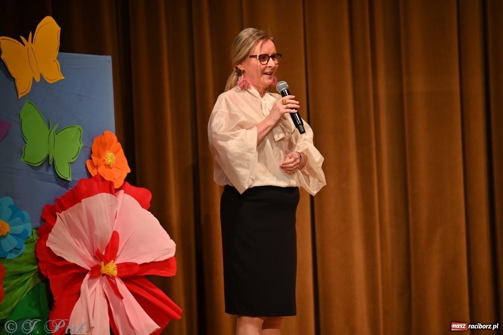 Zdjęcie w galerii na portalu naszraciborz.pl: Dzieci z Przedszkola nr 11 świętowały Dzień Mamy i Taty na scenie RCK wiadomości z regionu