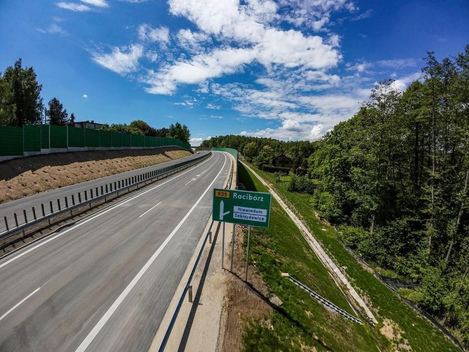 Zdjęcie w galerii na portalu naszraciborz.pl: Rybnik finiszuje z ostatnim odcinkiem drogi Racibórz-Pszczyna wiadomości z regionu