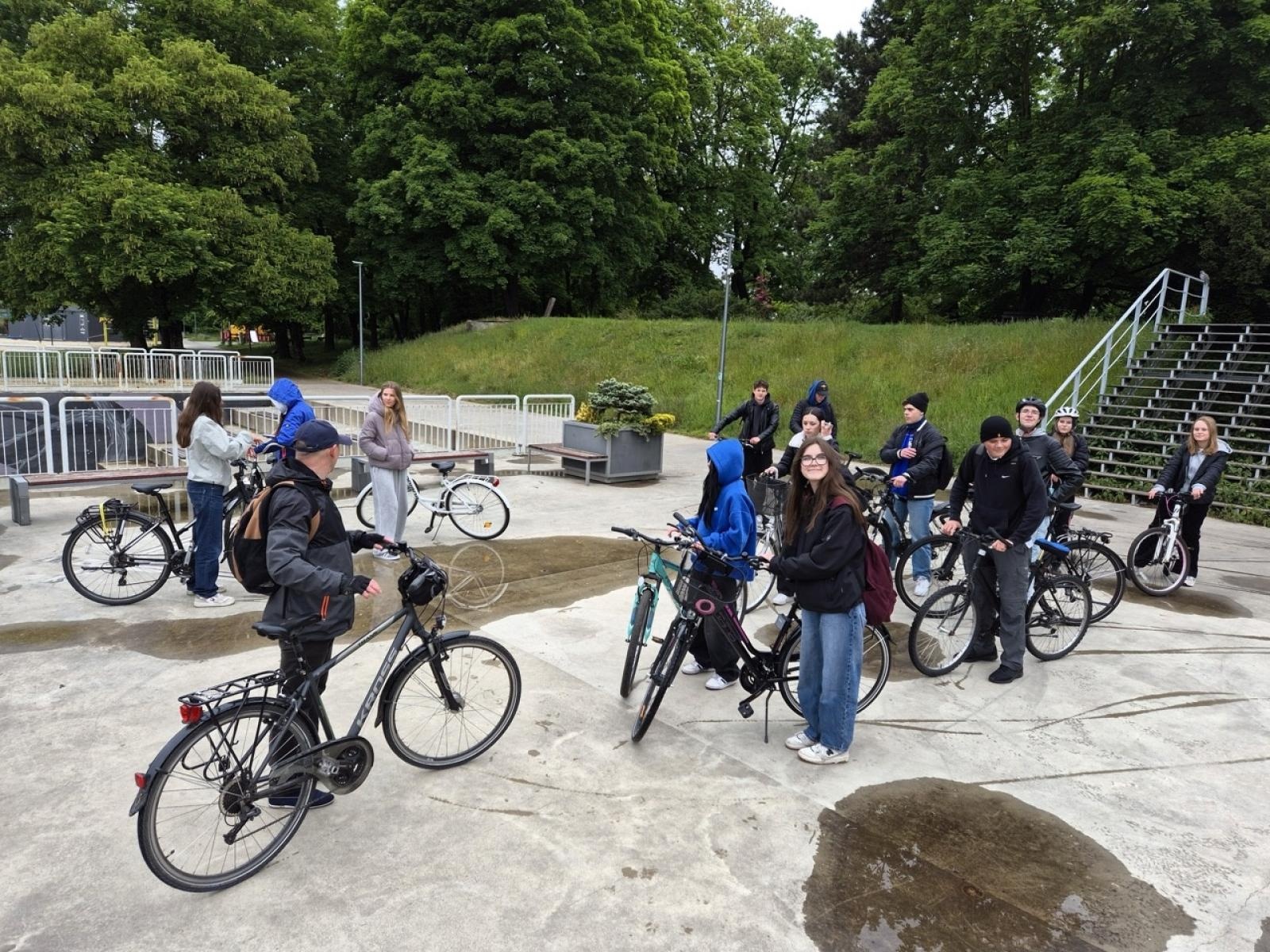Zdjęcie w galerii na portalu naszraciborz.pl: Rowerowa akcja dla uczczenia jubileuszu 80-lecia Kasprowicza wiadomości z regionu