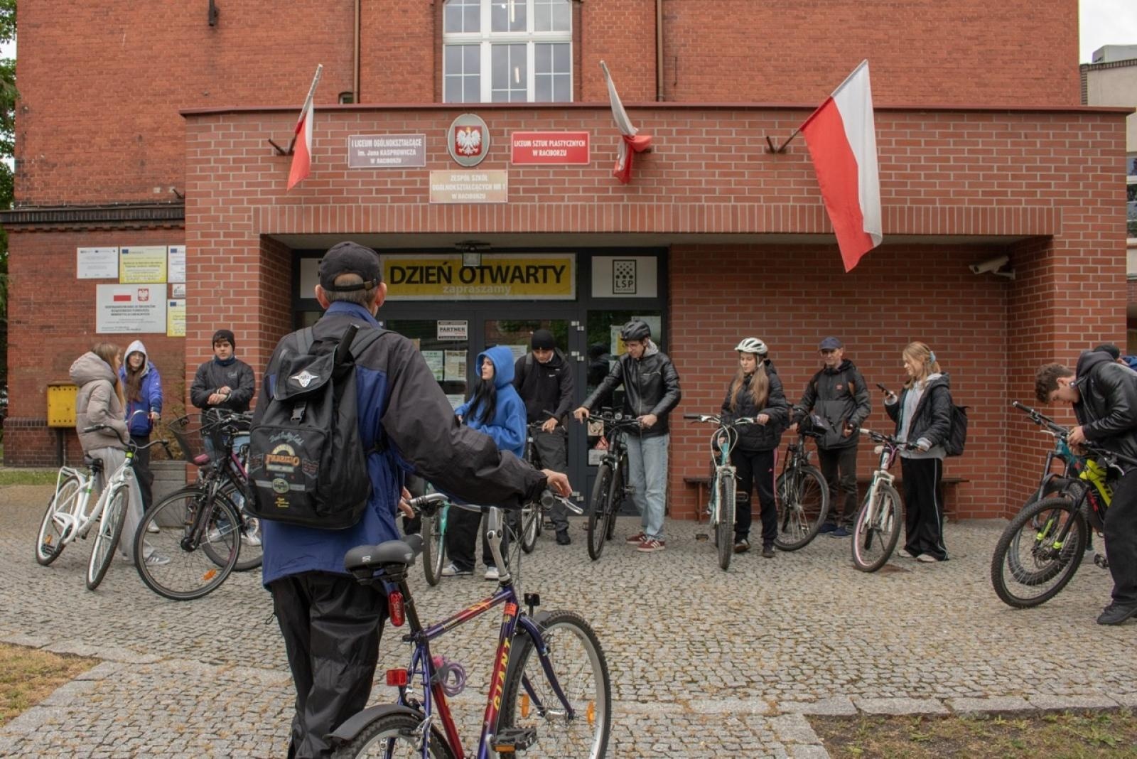Zdjęcie w galerii na portalu naszraciborz.pl: Rowerowa akcja dla uczczenia jubileuszu 80-lecia Kasprowicza wiadomości z regionu