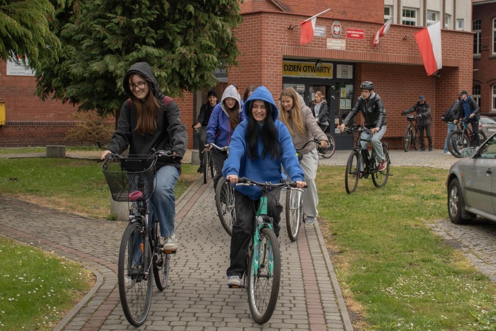 Zdjęcie w galerii na portalu naszraciborz.pl: Rowerowa akcja dla uczczenia jubileuszu 80-lecia Kasprowicza wiadomości z regionu