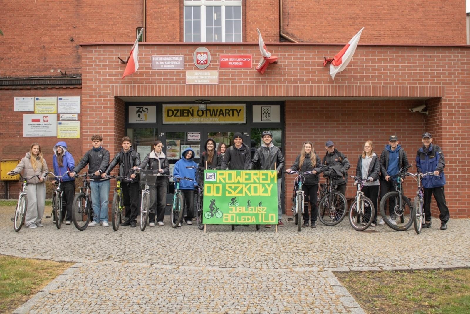 Zdjęcie w galerii na portalu naszraciborz.pl: Rowerowa akcja dla uczczenia jubileuszu 80-lecia Kasprowicza wiadomości z regionu