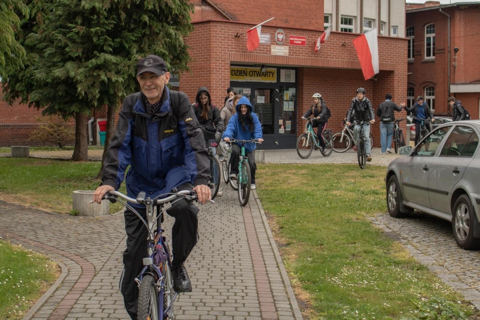 Zdjęcie w galerii na portalu naszraciborz.pl: Rowerowa akcja dla uczczenia jubileuszu 80-lecia Kasprowicza wiadomości z regionu