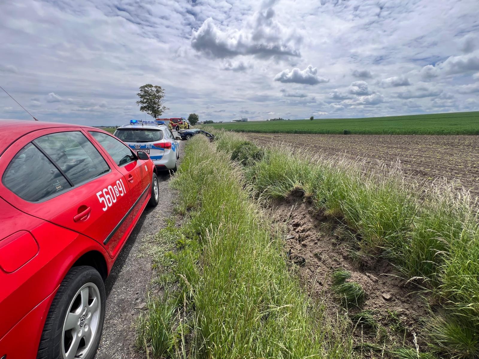 Zdjęcie w galerii na portalu naszraciborz.pl: Dachowanie peugeota między Sudołem a Bieńkowicami. Kierująca trafiła do szpitala wiadomości z regionu