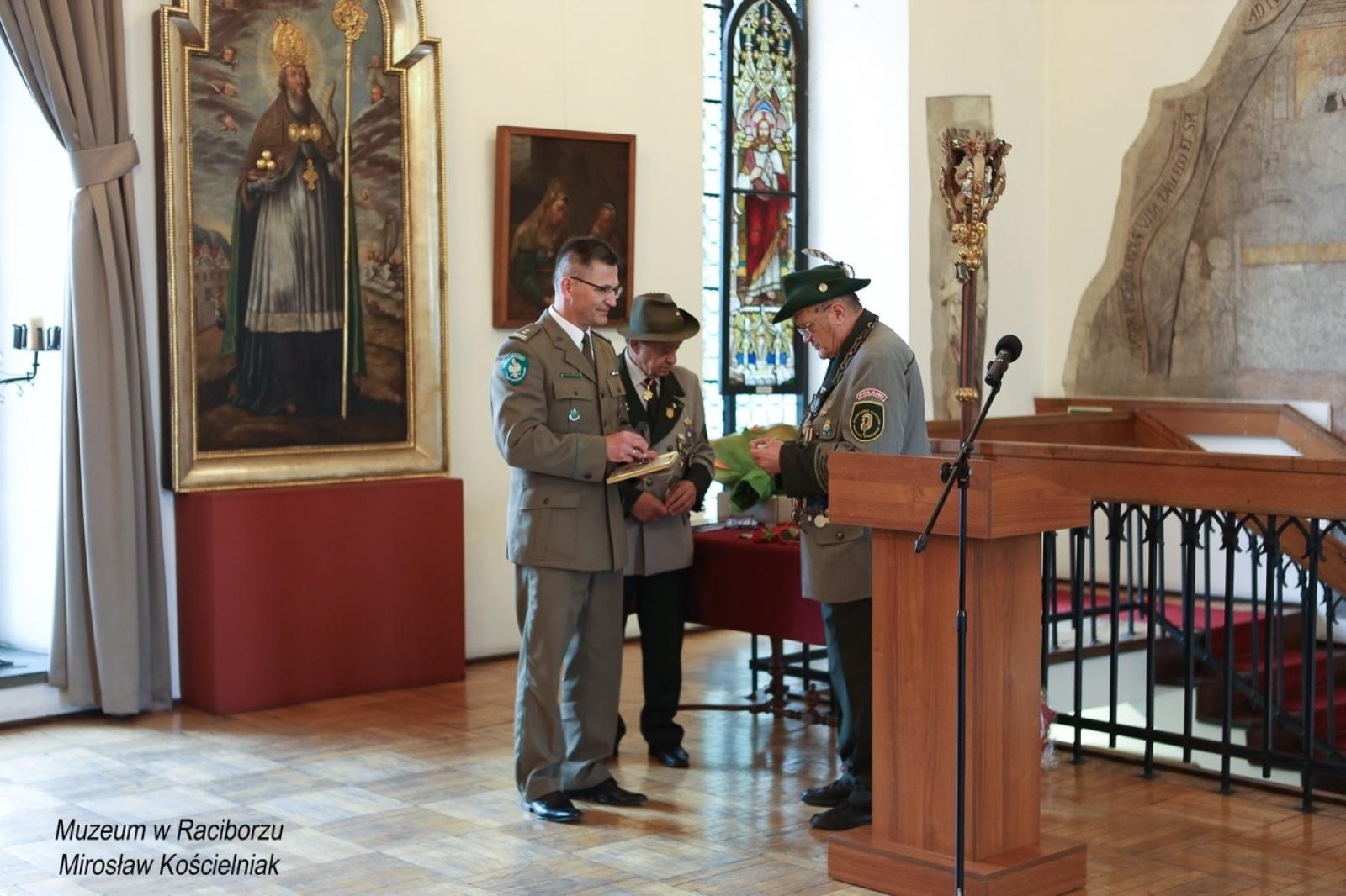 Zdjęcie w galerii na portalu naszraciborz.pl: 20-lecie Raciborskiego Kurkowego Bractwa Strzeleckiego uczczone w Muzeum wiadomości z regionu