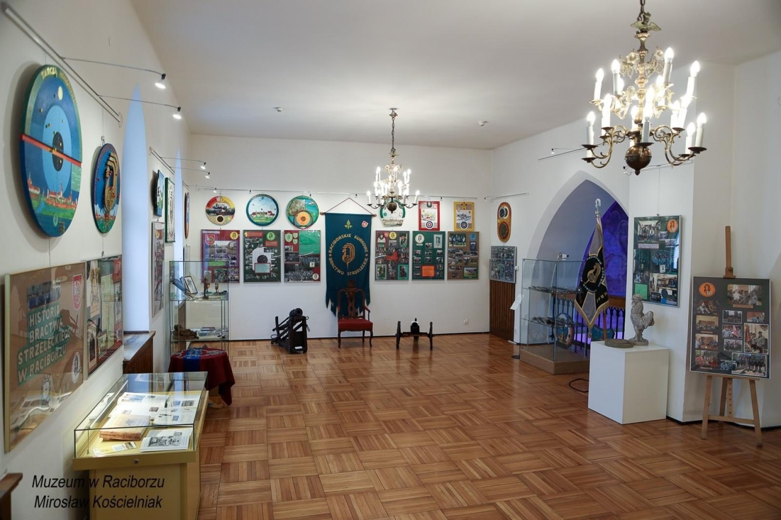 Zdjęcie w galerii na portalu naszraciborz.pl: 20-lecie Raciborskiego Kurkowego Bractwa Strzeleckiego uczczone w Muzeum wiadomości z regionu