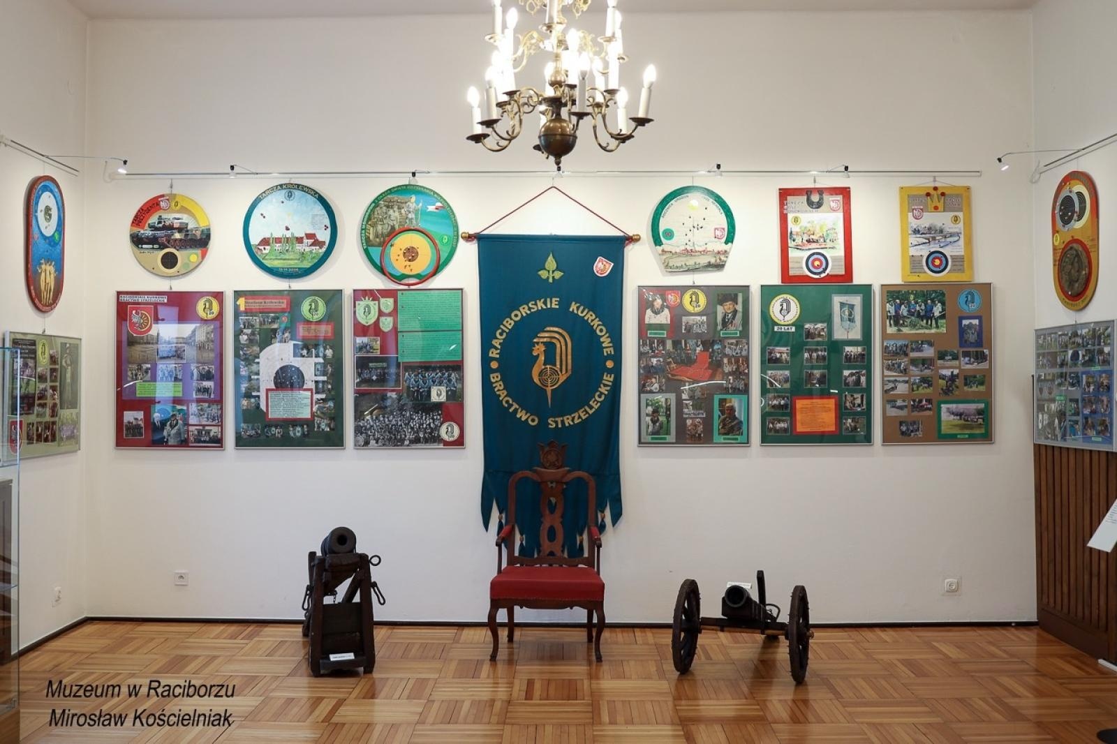 Zdjęcie w galerii na portalu naszraciborz.pl: 20-lecie Raciborskiego Kurkowego Bractwa Strzeleckiego uczczone w Muzeum wiadomości z regionu