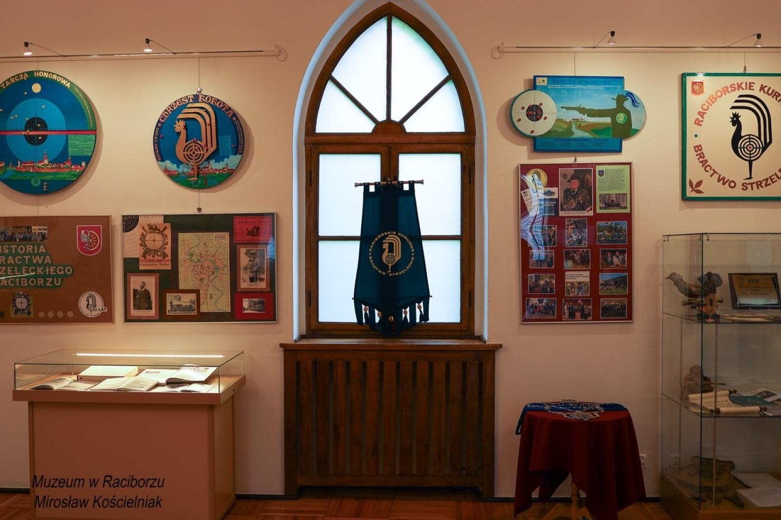 Zdjęcie w galerii na portalu naszraciborz.pl: 20-lecie Raciborskiego Kurkowego Bractwa Strzeleckiego uczczone w Muzeum wiadomości z regionu