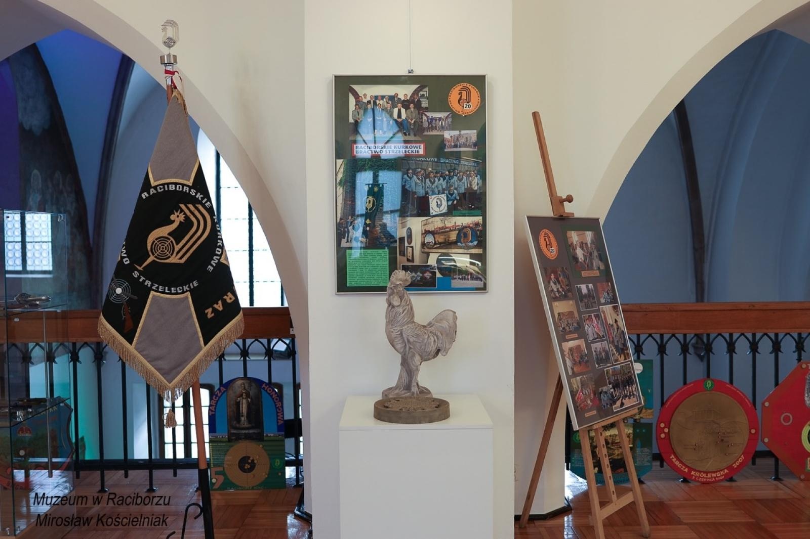 Zdjęcie w galerii na portalu naszraciborz.pl: 20-lecie Raciborskiego Kurkowego Bractwa Strzeleckiego uczczone w Muzeum wiadomości z regionu