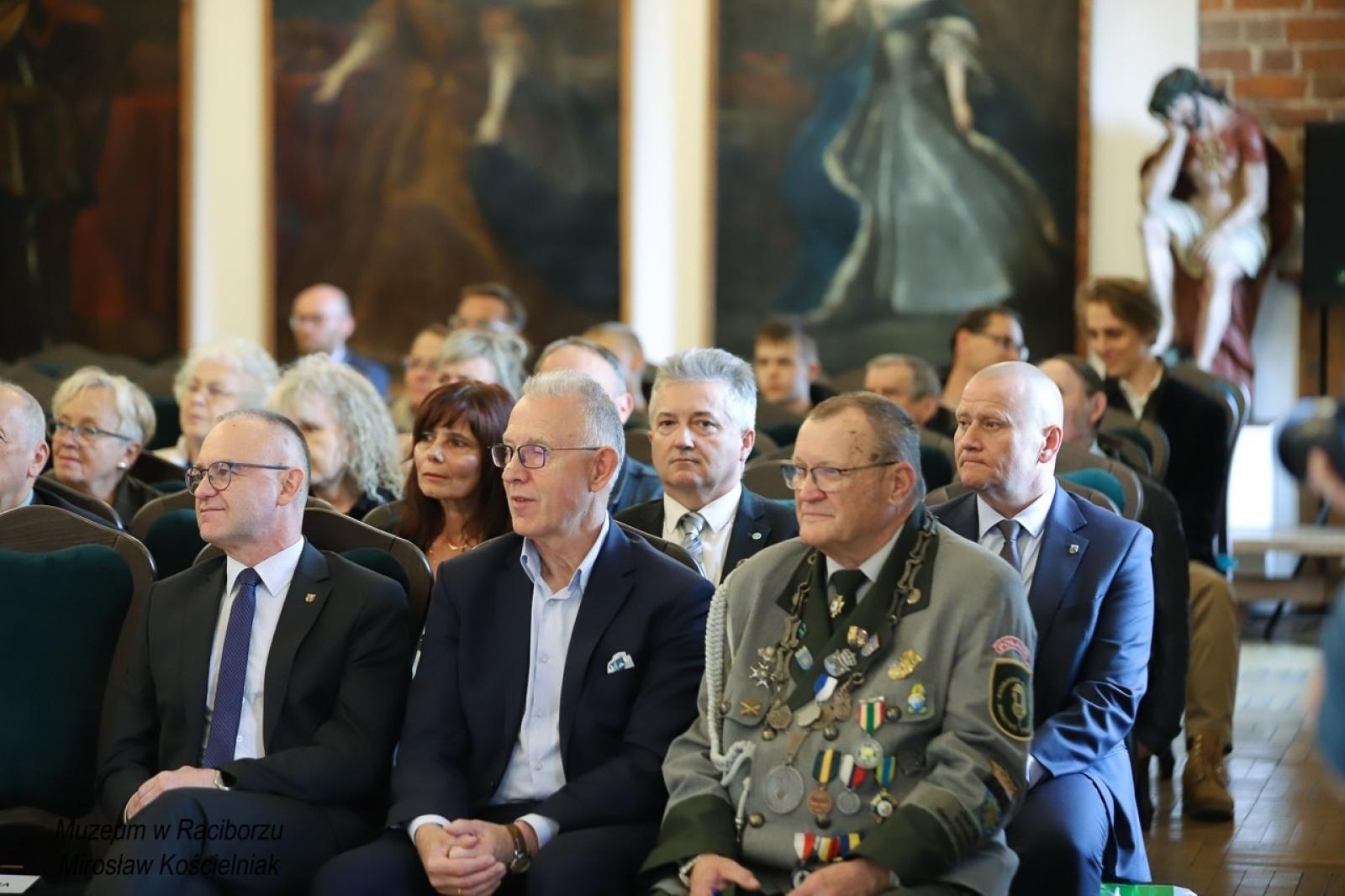 Zdjęcie w galerii na portalu naszraciborz.pl: 20-lecie Raciborskiego Kurkowego Bractwa Strzeleckiego uczczone w Muzeum wiadomości z regionu
