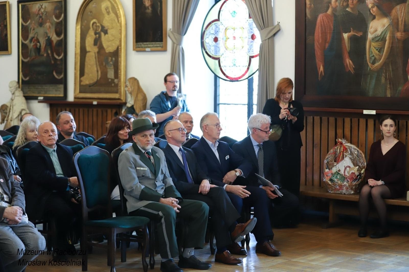 Zdjęcie w galerii na portalu naszraciborz.pl: 20-lecie Raciborskiego Kurkowego Bractwa Strzeleckiego uczczone w Muzeum wiadomości z regionu