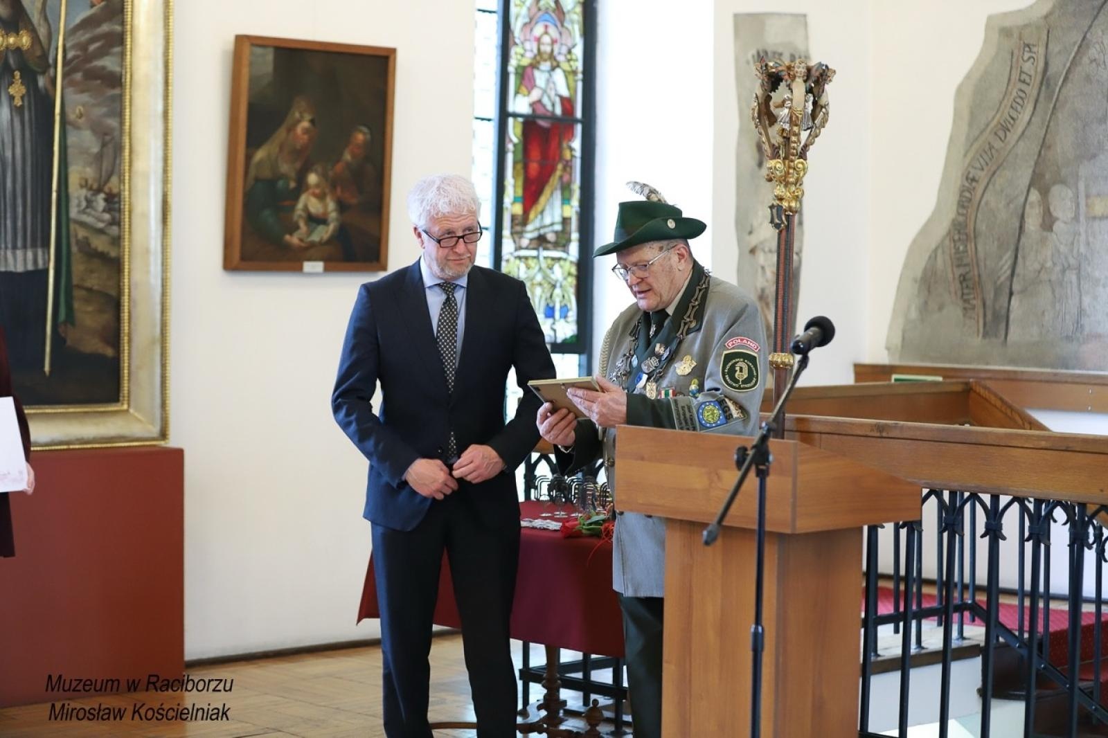 Zdjęcie w galerii na portalu naszraciborz.pl: 20-lecie Raciborskiego Kurkowego Bractwa Strzeleckiego uczczone w Muzeum wiadomości z regionu
