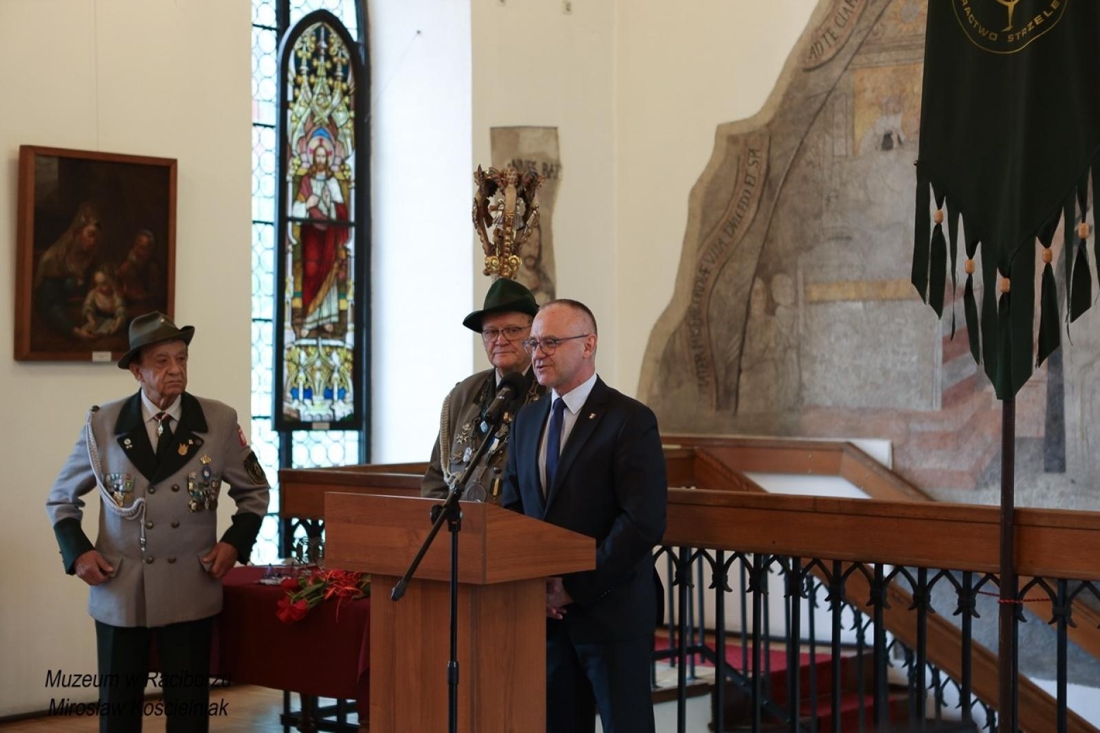 Zdjęcie w galerii na portalu naszraciborz.pl: 20-lecie Raciborskiego Kurkowego Bractwa Strzeleckiego uczczone w Muzeum wiadomości z regionu