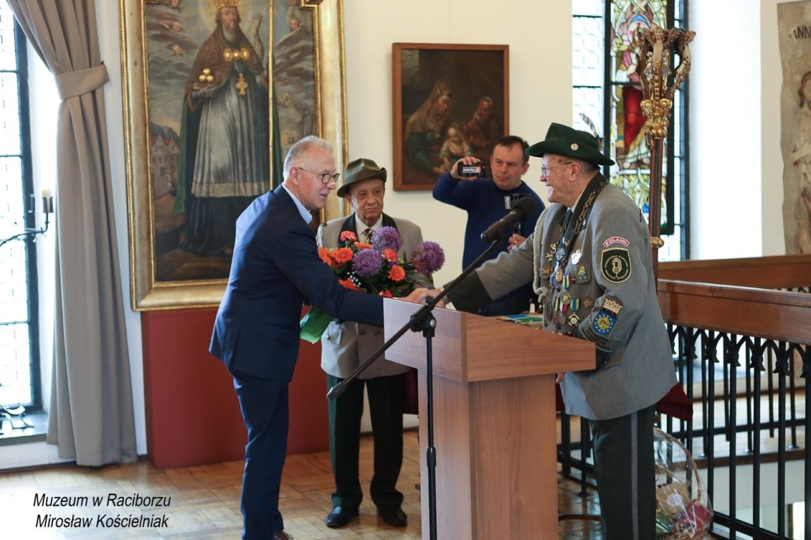 Zdjęcie w galerii na portalu naszraciborz.pl: 20-lecie Raciborskiego Kurkowego Bractwa Strzeleckiego uczczone w Muzeum wiadomości z regionu