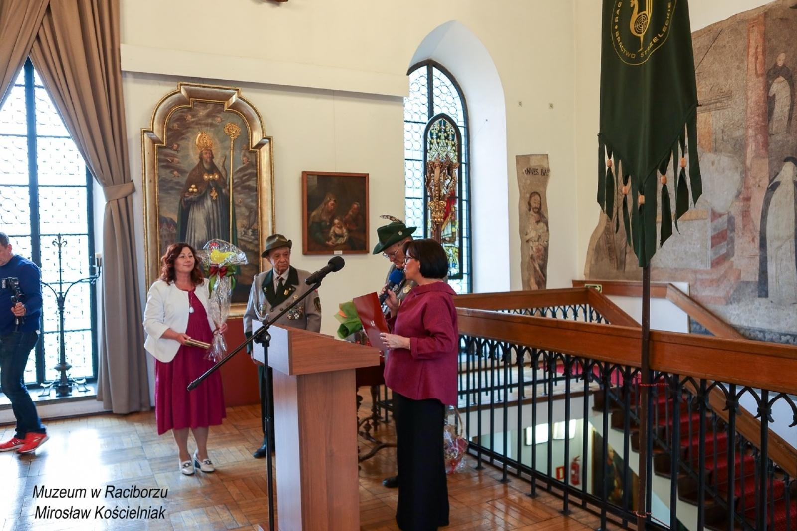 Zdjęcie w galerii na portalu naszraciborz.pl: 20-lecie Raciborskiego Kurkowego Bractwa Strzeleckiego uczczone w Muzeum wiadomości z regionu
