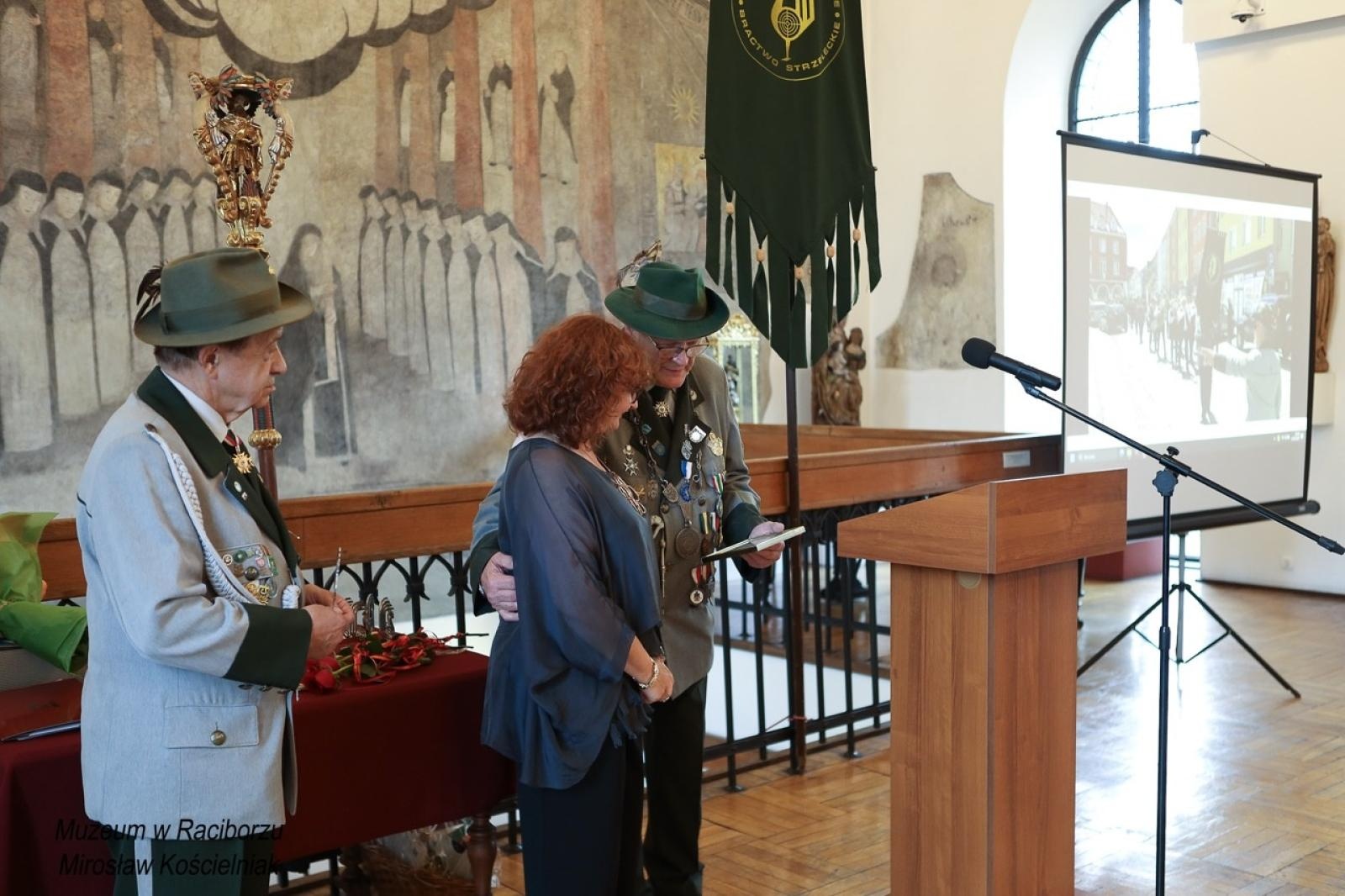 Zdjęcie w galerii na portalu naszraciborz.pl: 20-lecie Raciborskiego Kurkowego Bractwa Strzeleckiego uczczone w Muzeum wiadomości z regionu