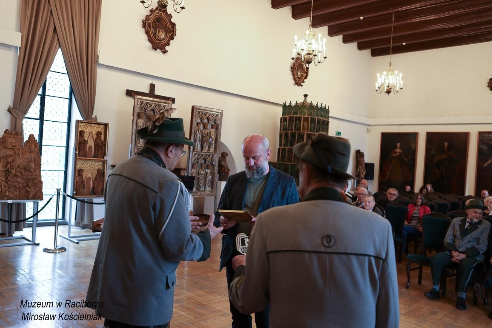 Zdjęcie w galerii na portalu naszraciborz.pl: 20-lecie Raciborskiego Kurkowego Bractwa Strzeleckiego uczczone w Muzeum wiadomości z regionu