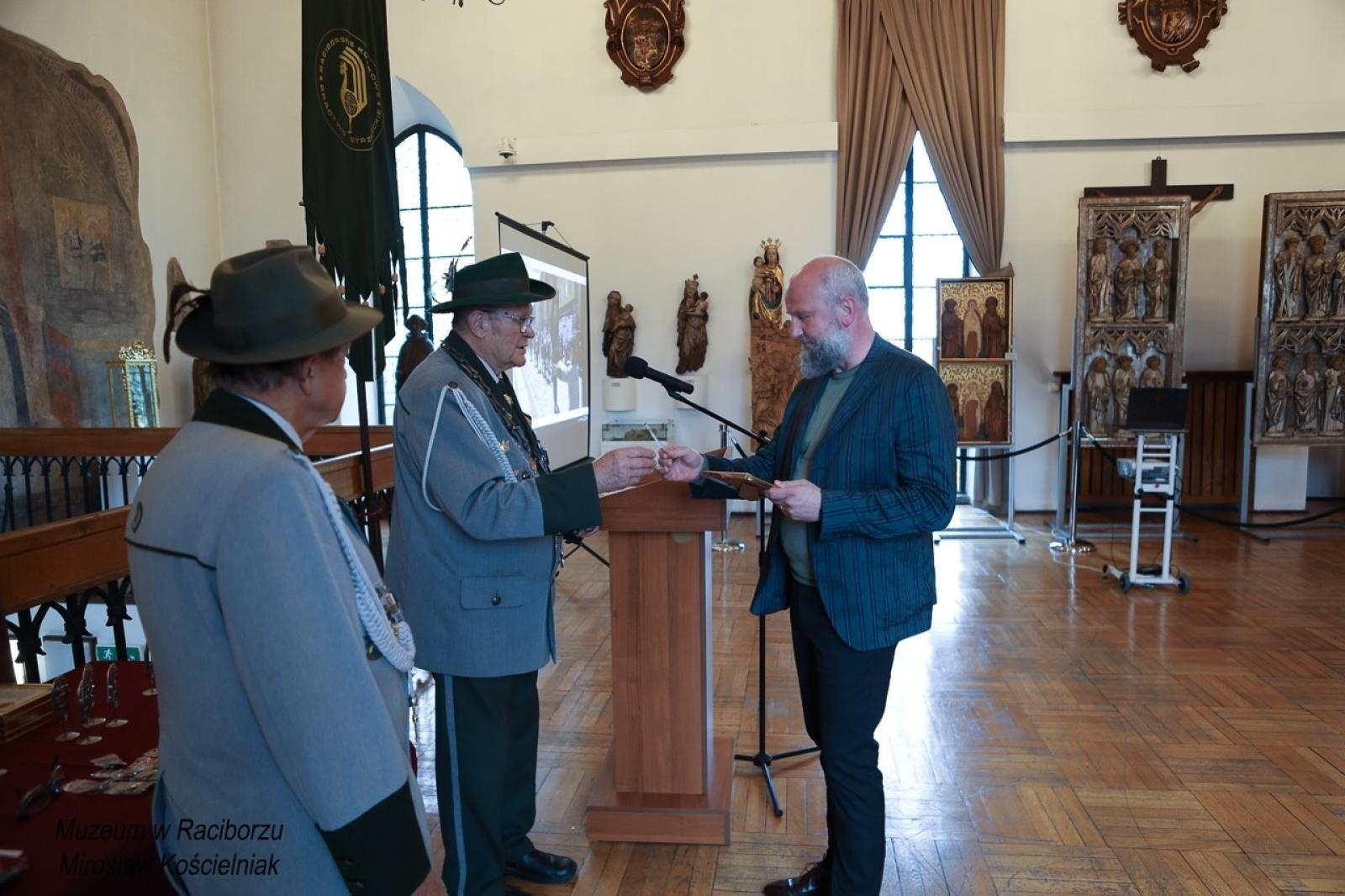 Zdjęcie w galerii na portalu naszraciborz.pl: 20-lecie Raciborskiego Kurkowego Bractwa Strzeleckiego uczczone w Muzeum wiadomości z regionu