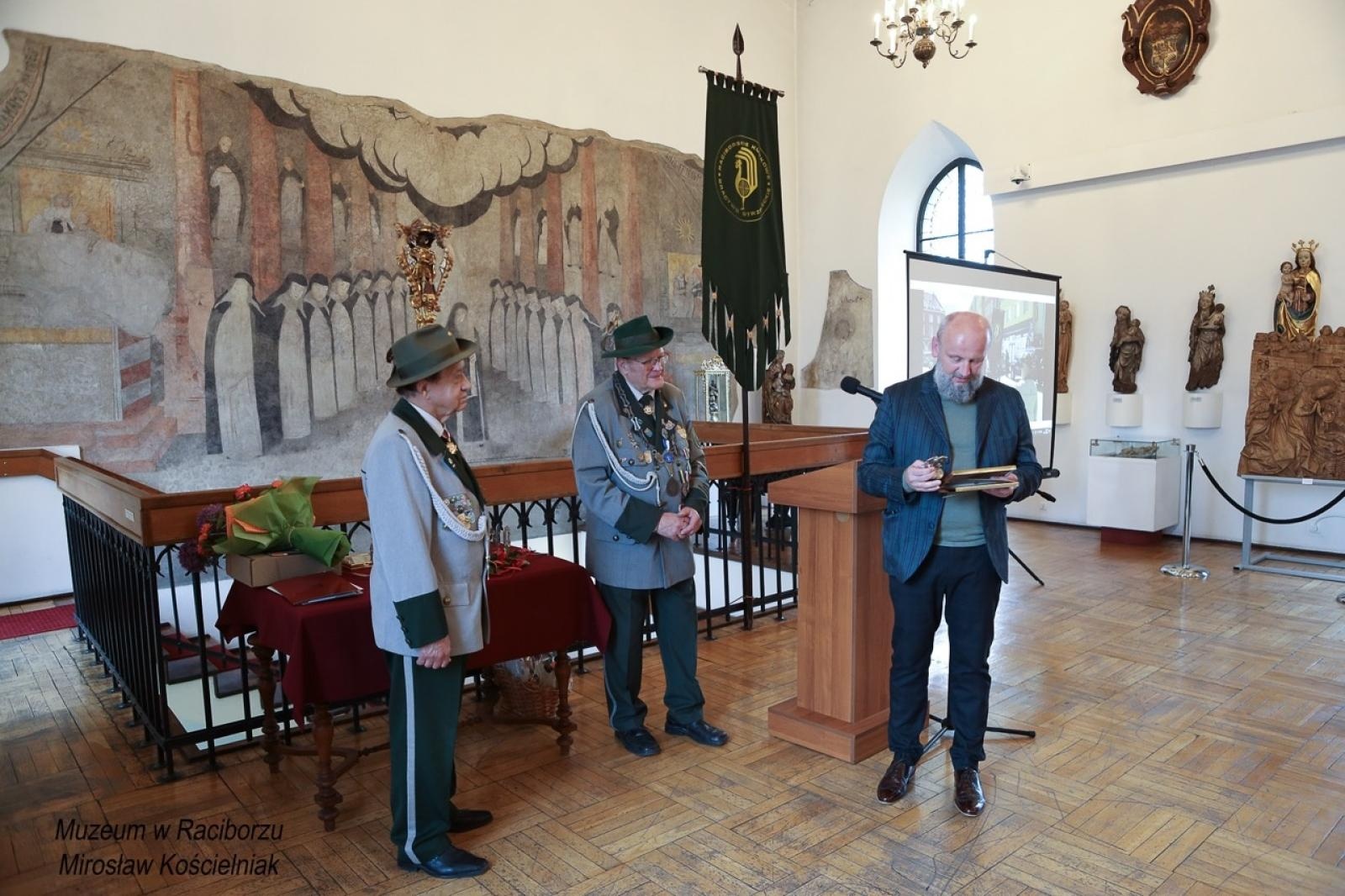 Zdjęcie w galerii na portalu naszraciborz.pl: 20-lecie Raciborskiego Kurkowego Bractwa Strzeleckiego uczczone w Muzeum wiadomości z regionu