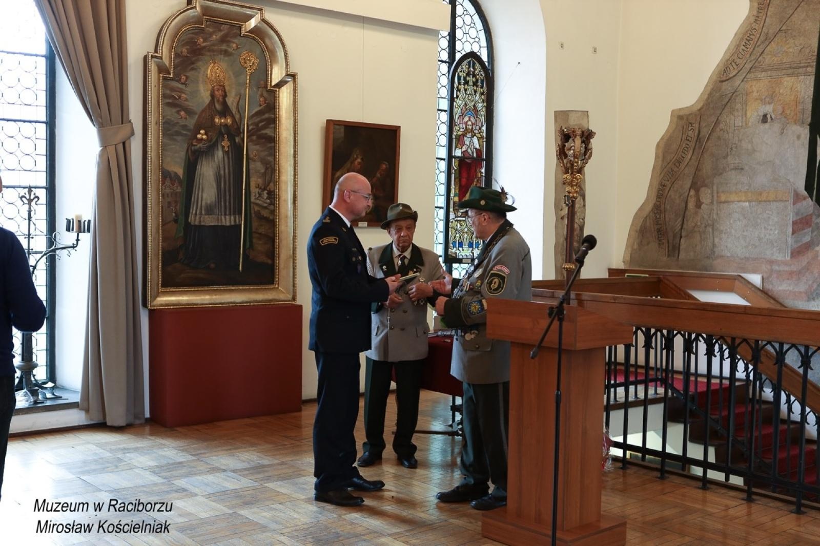 Zdjęcie w galerii na portalu naszraciborz.pl: 20-lecie Raciborskiego Kurkowego Bractwa Strzeleckiego uczczone w Muzeum wiadomości z regionu