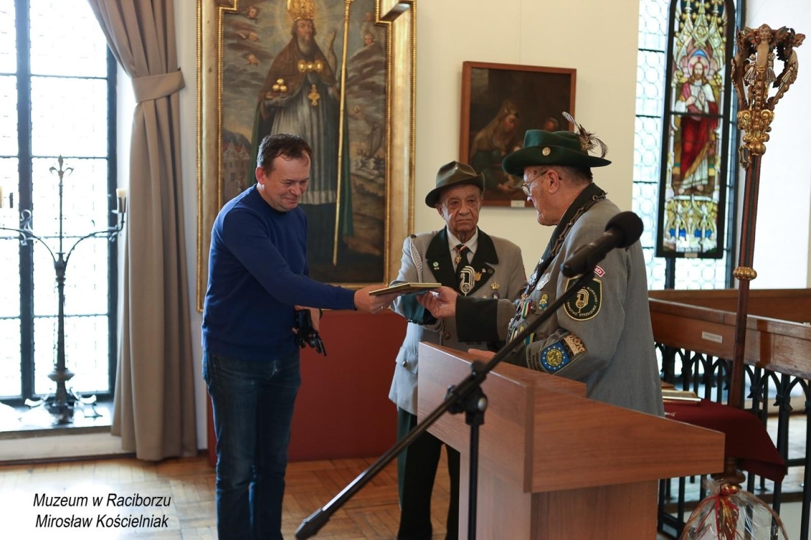 Zdjęcie w galerii na portalu naszraciborz.pl: 20-lecie Raciborskiego Kurkowego Bractwa Strzeleckiego uczczone w Muzeum wiadomości z regionu