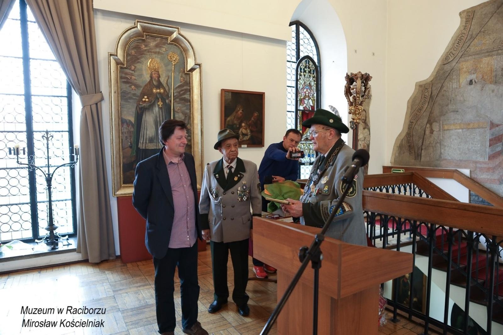 Zdjęcie w galerii na portalu naszraciborz.pl: 20-lecie Raciborskiego Kurkowego Bractwa Strzeleckiego uczczone w Muzeum wiadomości z regionu