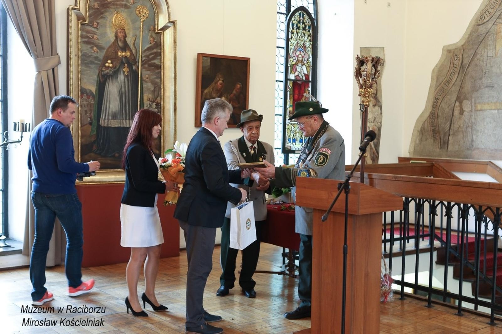 Zdjęcie w galerii na portalu naszraciborz.pl: 20-lecie Raciborskiego Kurkowego Bractwa Strzeleckiego uczczone w Muzeum wiadomości z regionu