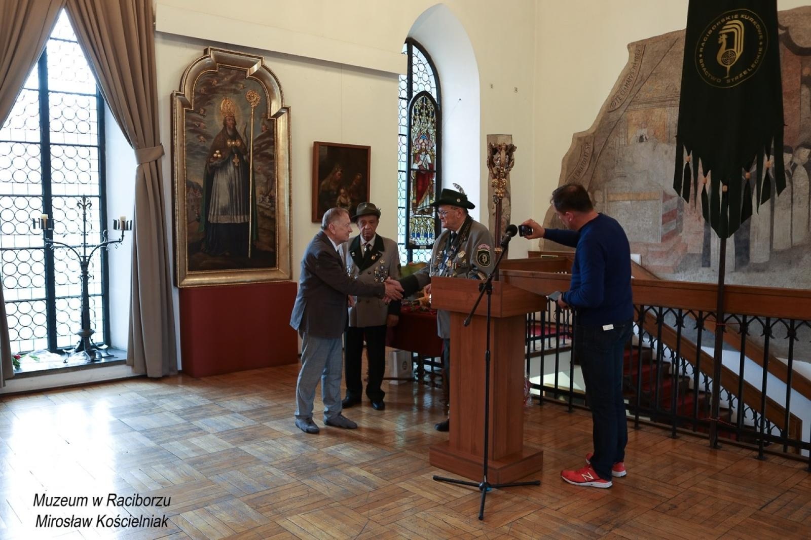 Zdjęcie w galerii na portalu naszraciborz.pl: 20-lecie Raciborskiego Kurkowego Bractwa Strzeleckiego uczczone w Muzeum wiadomości z regionu