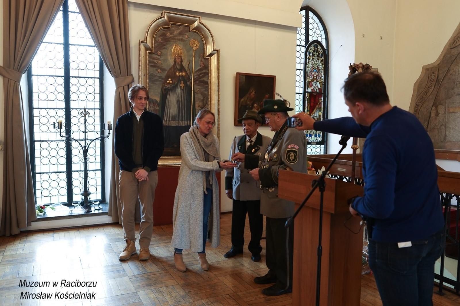 Zdjęcie w galerii na portalu naszraciborz.pl: 20-lecie Raciborskiego Kurkowego Bractwa Strzeleckiego uczczone w Muzeum wiadomości z regionu