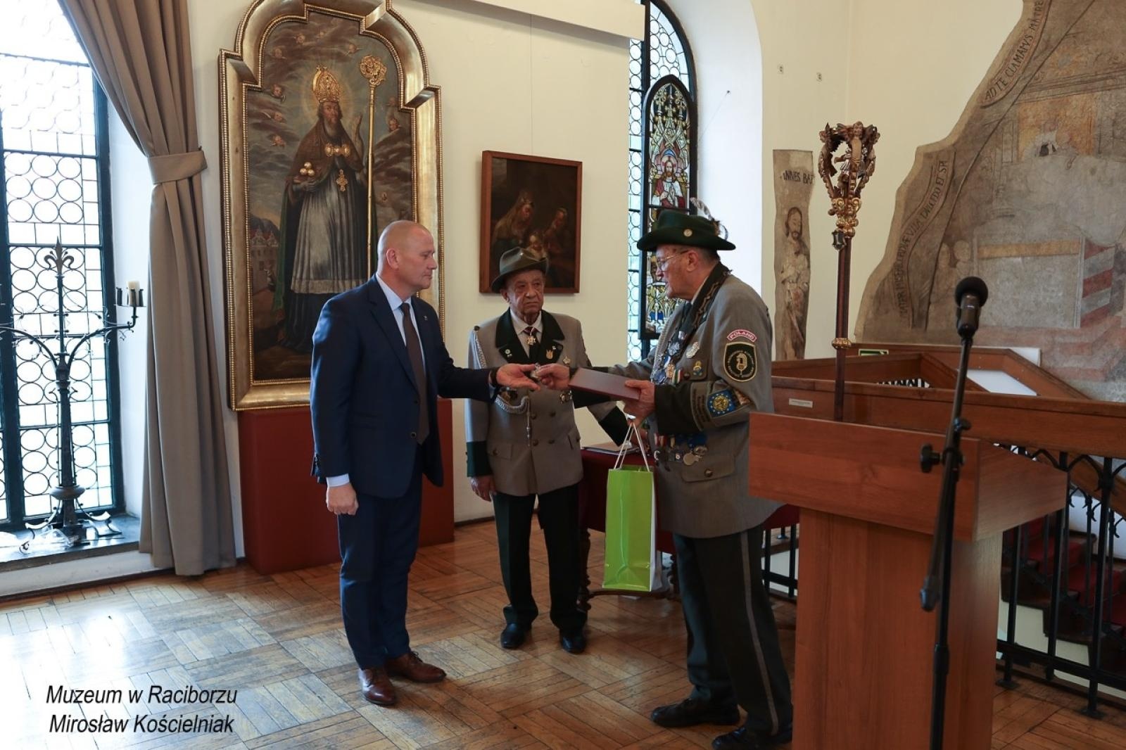 Zdjęcie w galerii na portalu naszraciborz.pl: 20-lecie Raciborskiego Kurkowego Bractwa Strzeleckiego uczczone w Muzeum wiadomości z regionu