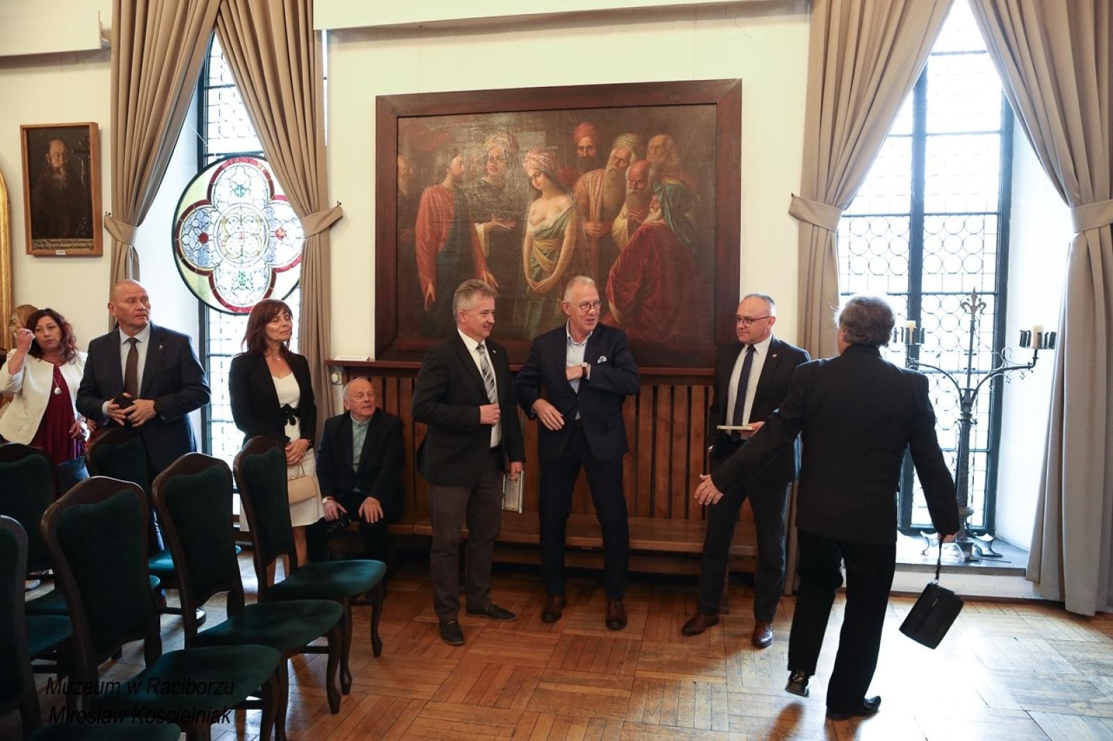 Zdjęcie w galerii na portalu naszraciborz.pl: 20-lecie Raciborskiego Kurkowego Bractwa Strzeleckiego uczczone w Muzeum wiadomości z regionu